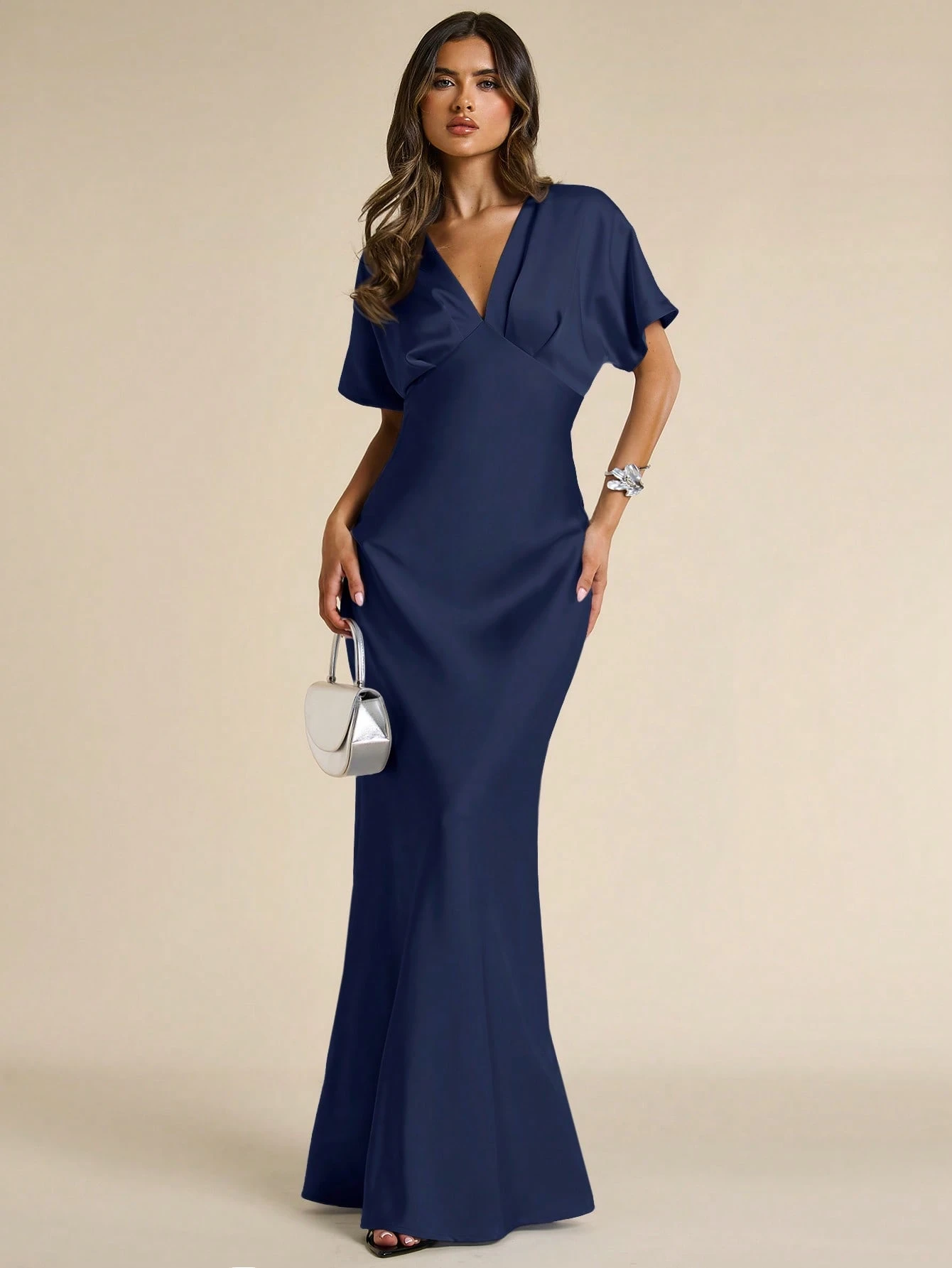 Robe élégante pour femme en satin beige, col V profond, manches courtes, coupe — vue 9