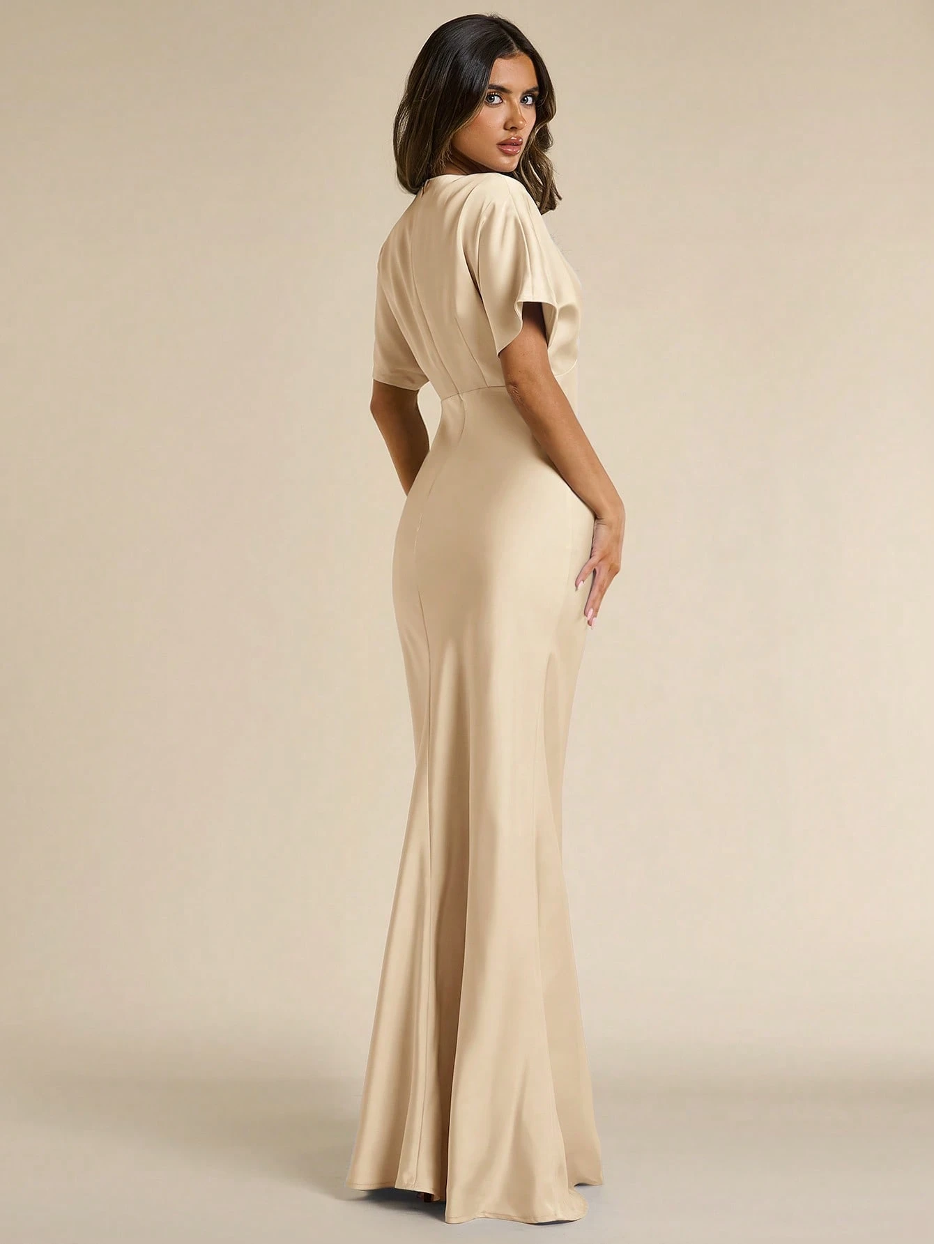 Robe élégante pour femme en satin beige, col V profond, manches courtes, coupe — vue 10