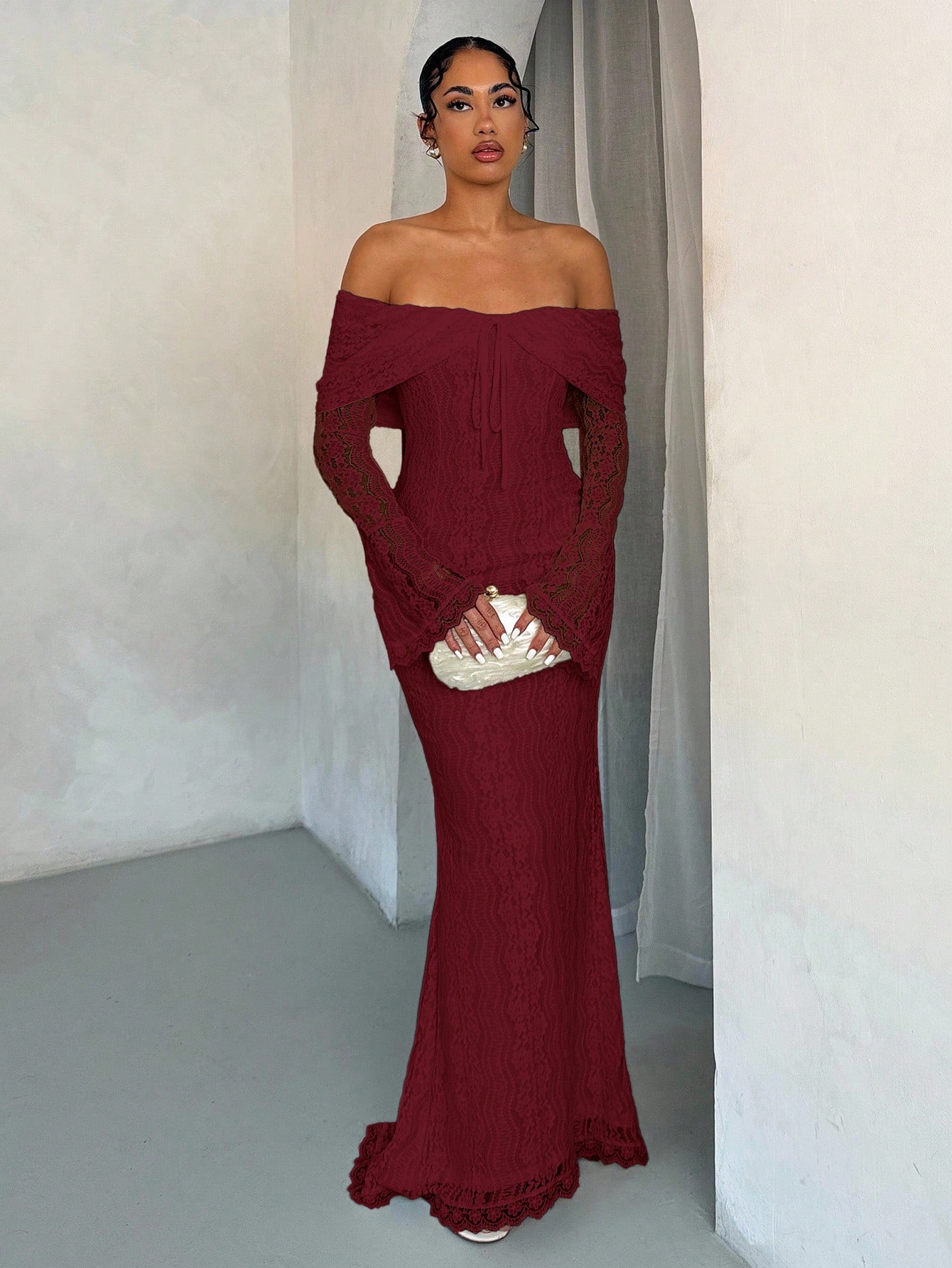 Robe maxi sirène blanche à manches longues et épaules dénudées en dentelle — vue 3