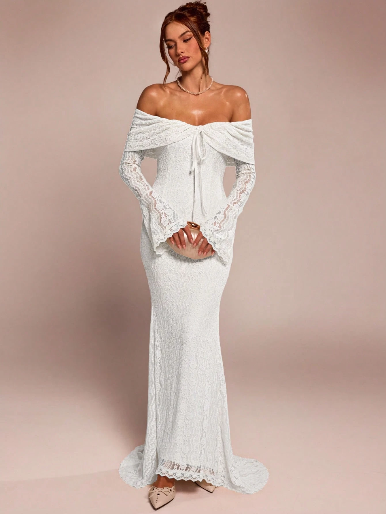 Robe maxi sirène blanche à manches longues et épaules dénudées en dentelle