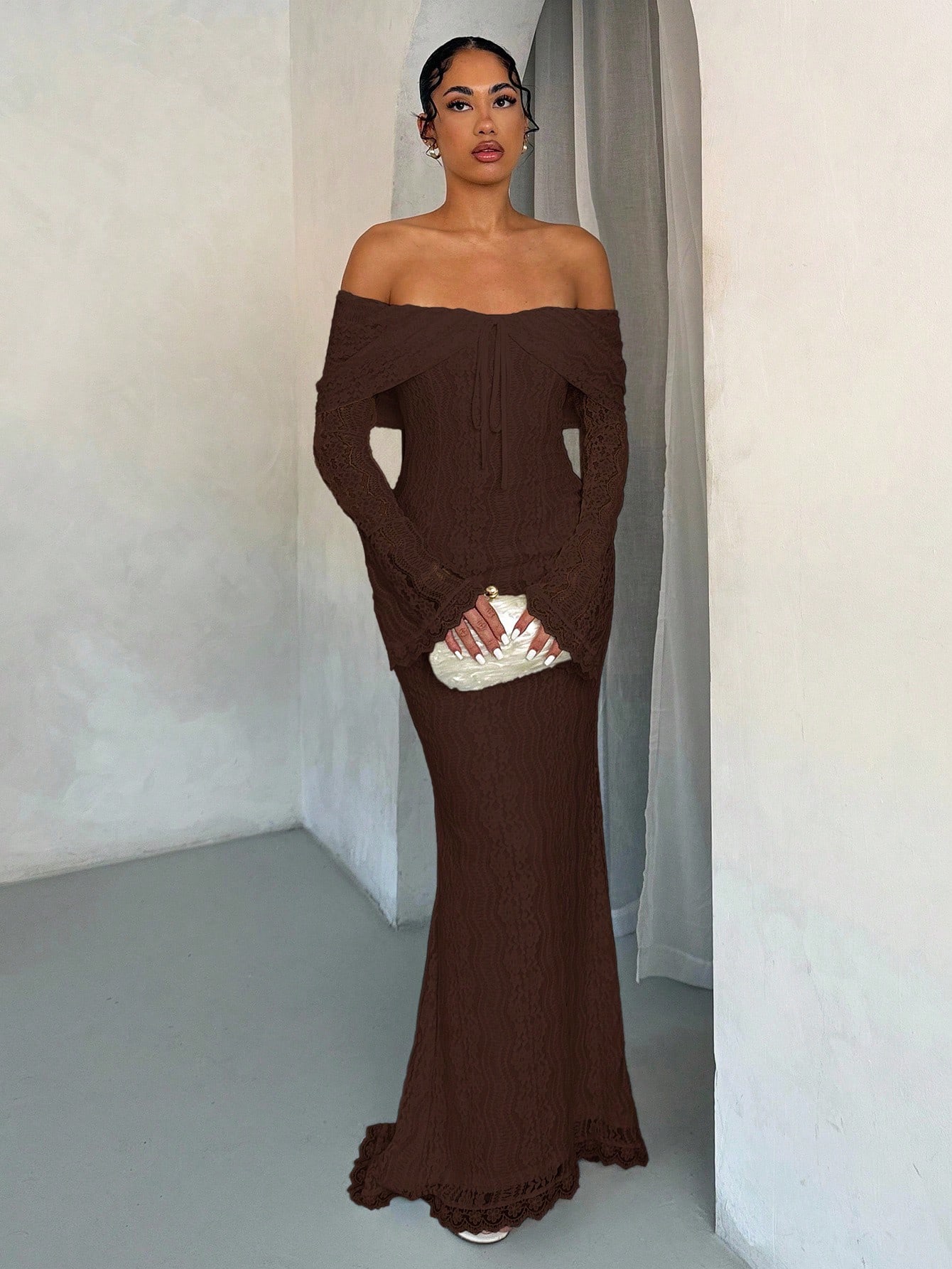 Robe maxi sirène blanche à manches longues et épaules dénudées en dentelle — vue 4
