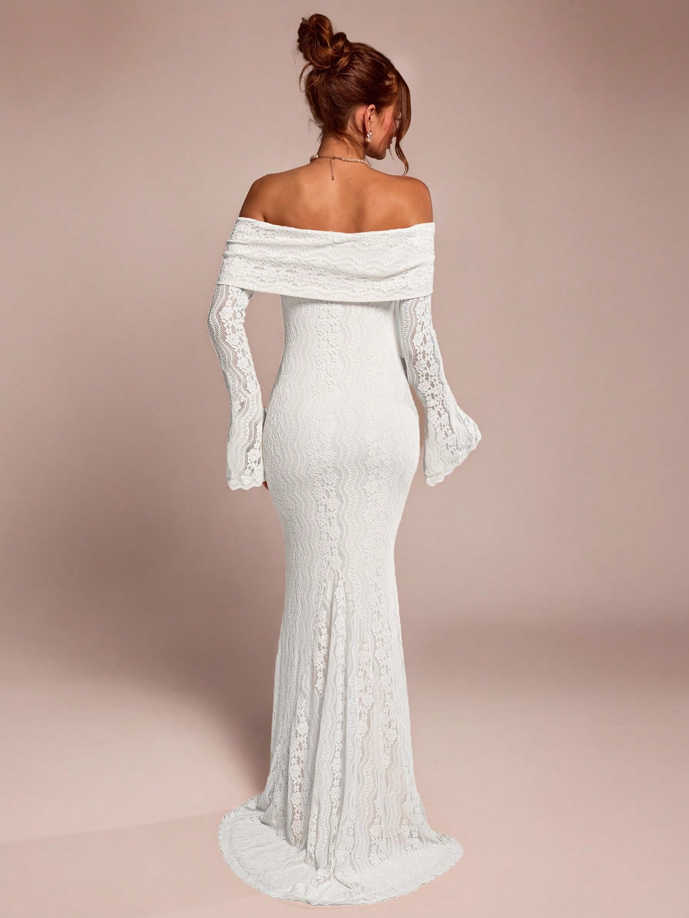 Robe maxi sirène blanche à manches longues et épaules dénudées en dentelle — vue 5