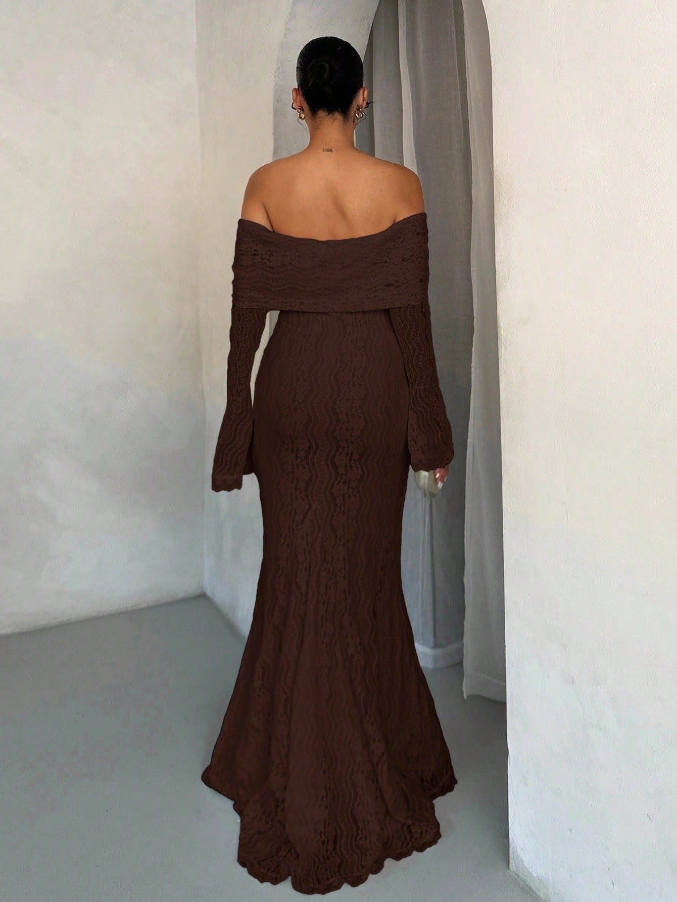 Robe maxi sirène blanche à manches longues et épaules dénudées en dentelle — vue 8