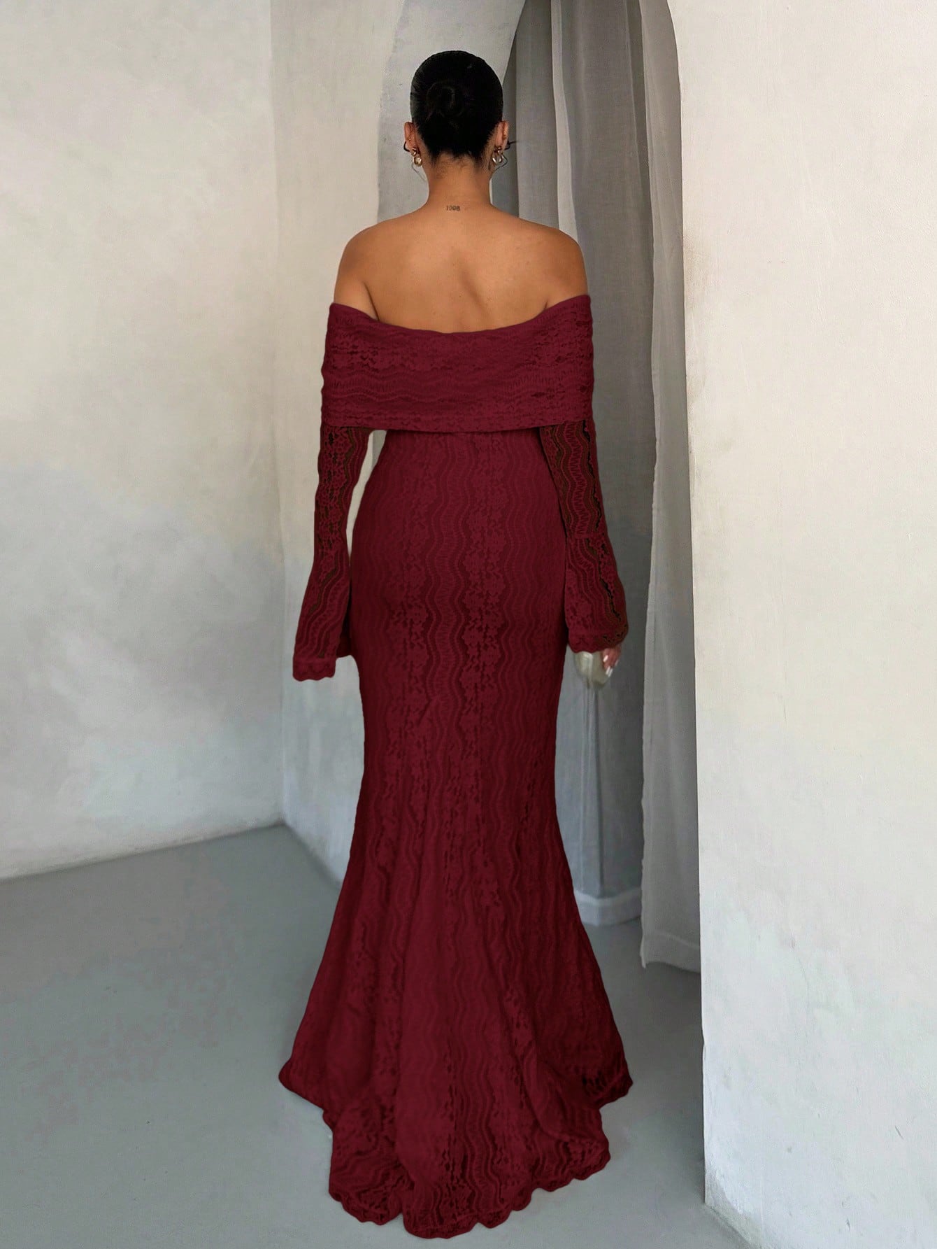 Robe maxi sirène blanche à manches longues et épaules dénudées en dentelle — vue 7