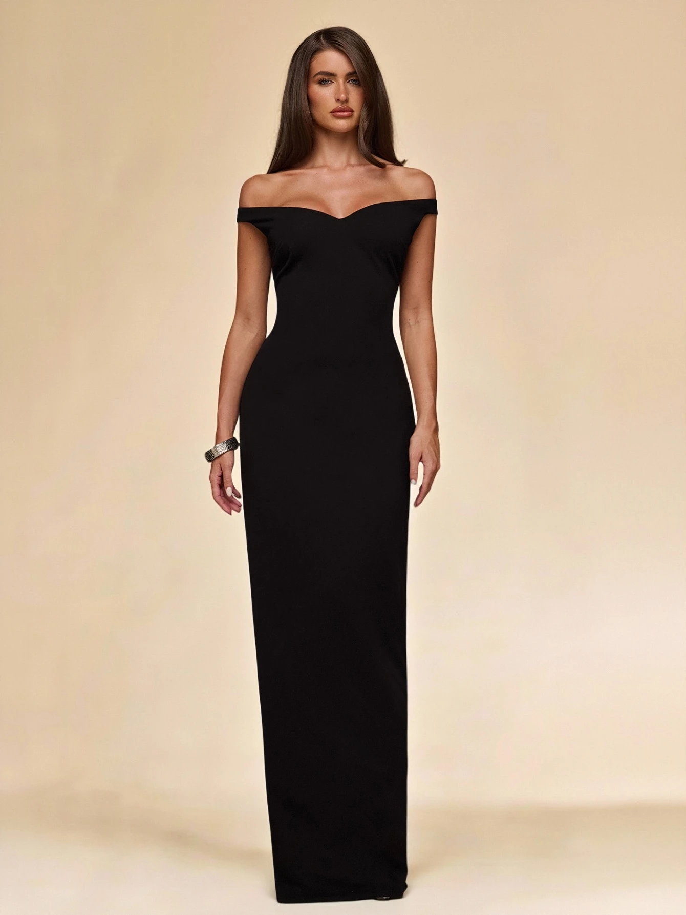 Robe moulante sans manches à épaules dénudées noire longueur sol pour l'automne