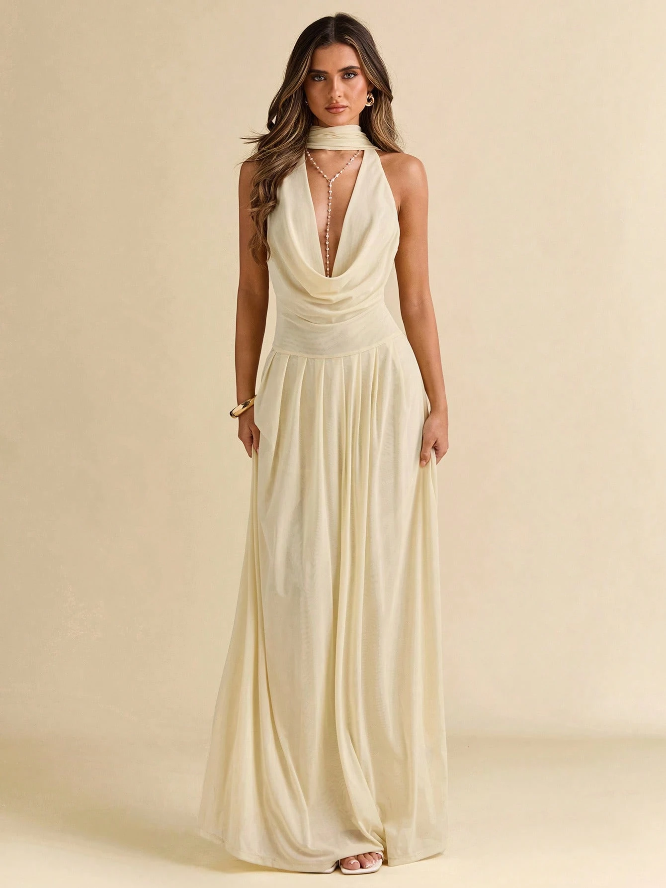 Robe femme fluide ligne A à encolure plongeante et dos nu en maille de couleur