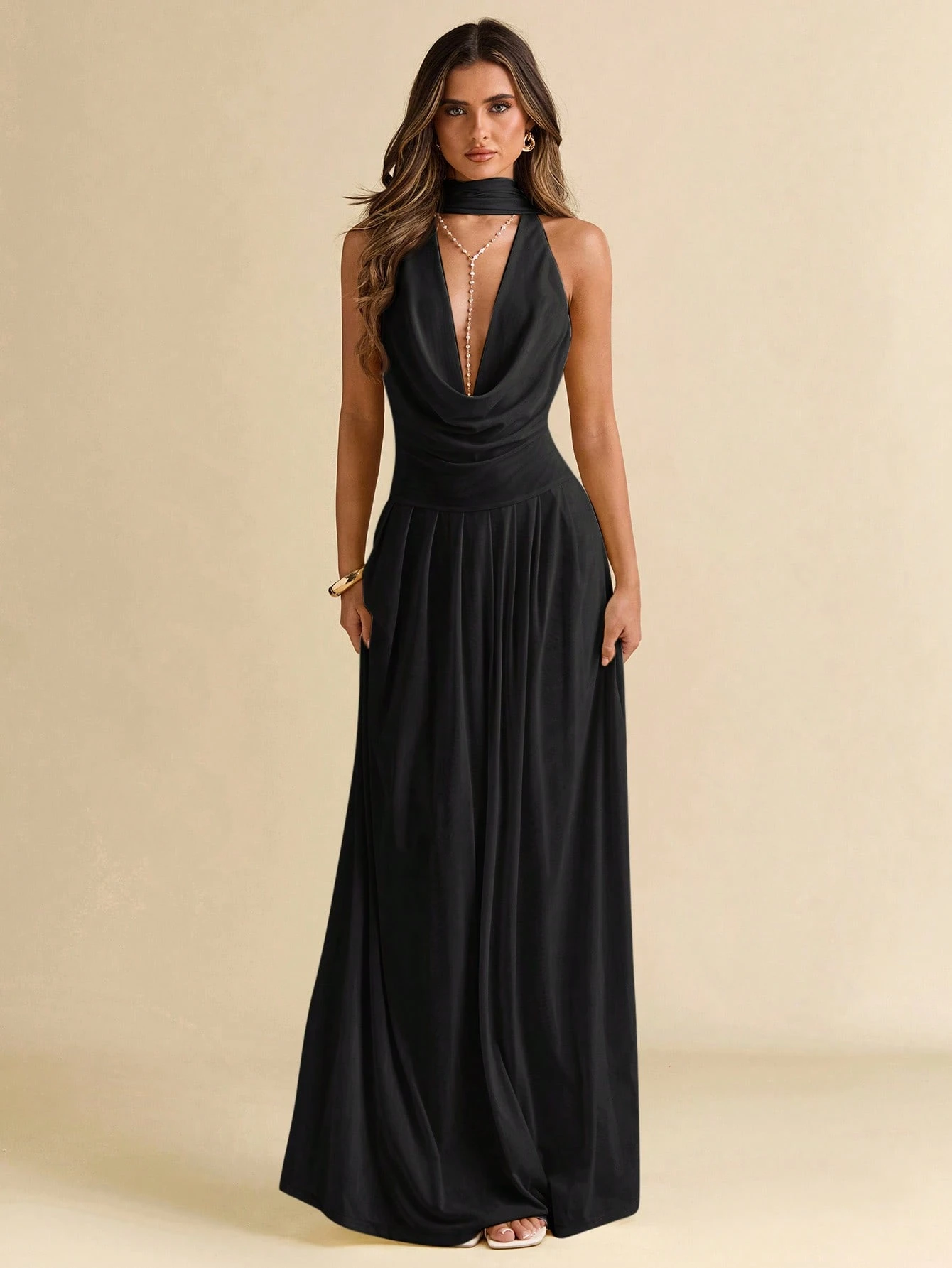 Robe femme fluide ligne A à encolure plongeante et dos nu en maille de couleur — vue 2