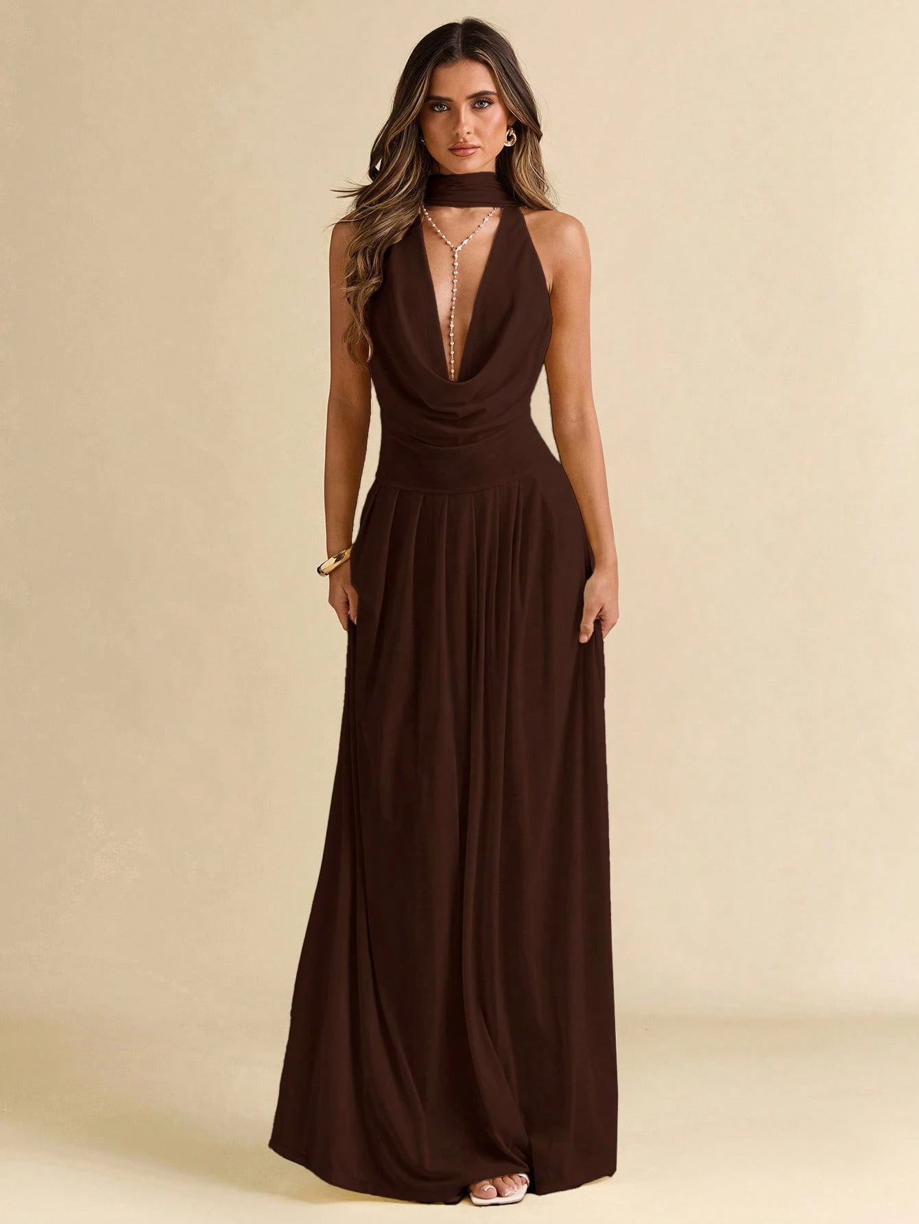 Robe femme fluide ligne A à encolure plongeante et dos nu en maille de couleur — vue 7