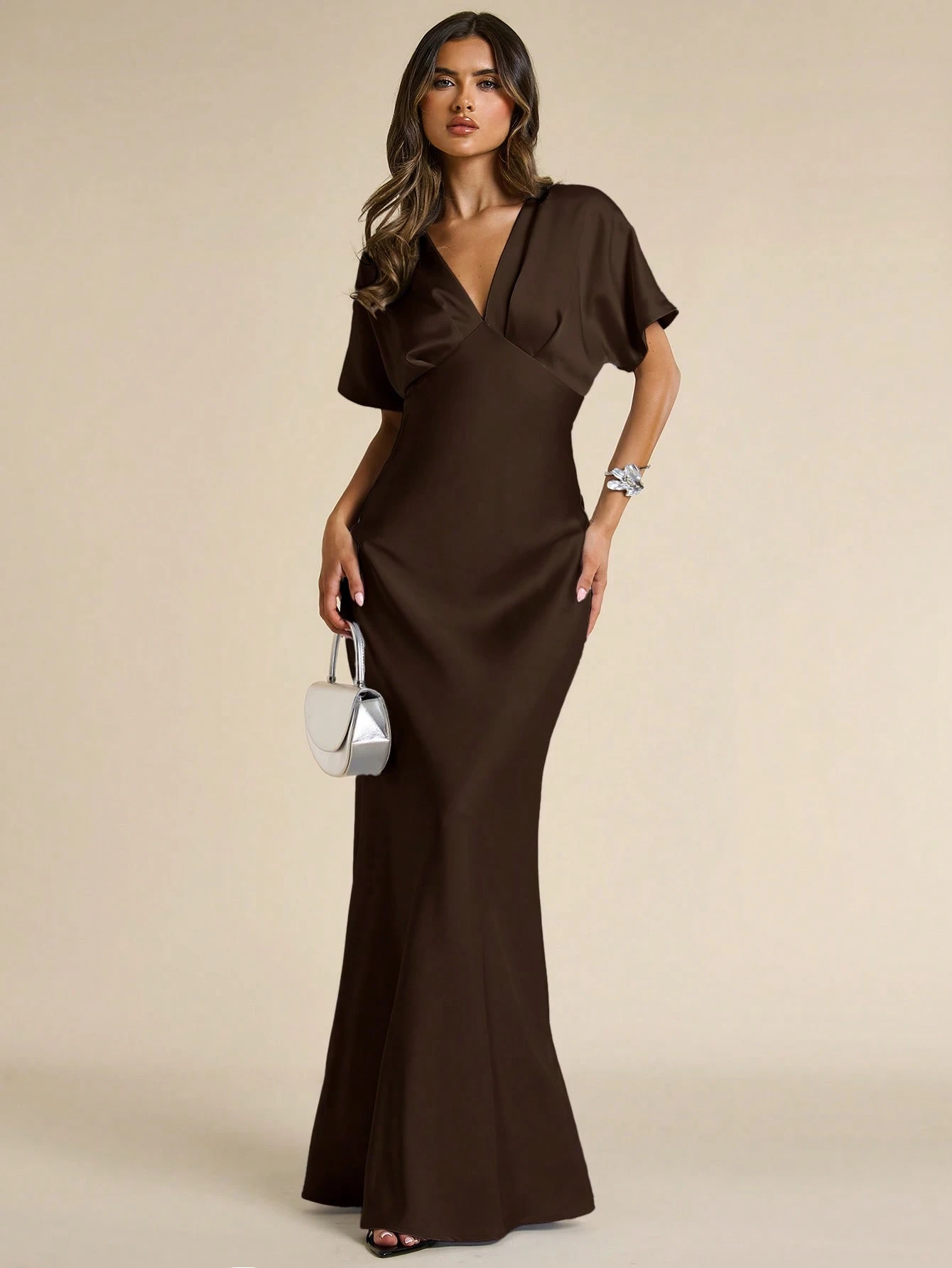 Robe élégante sirène en satin bleu à col V profond et manches courtes pour