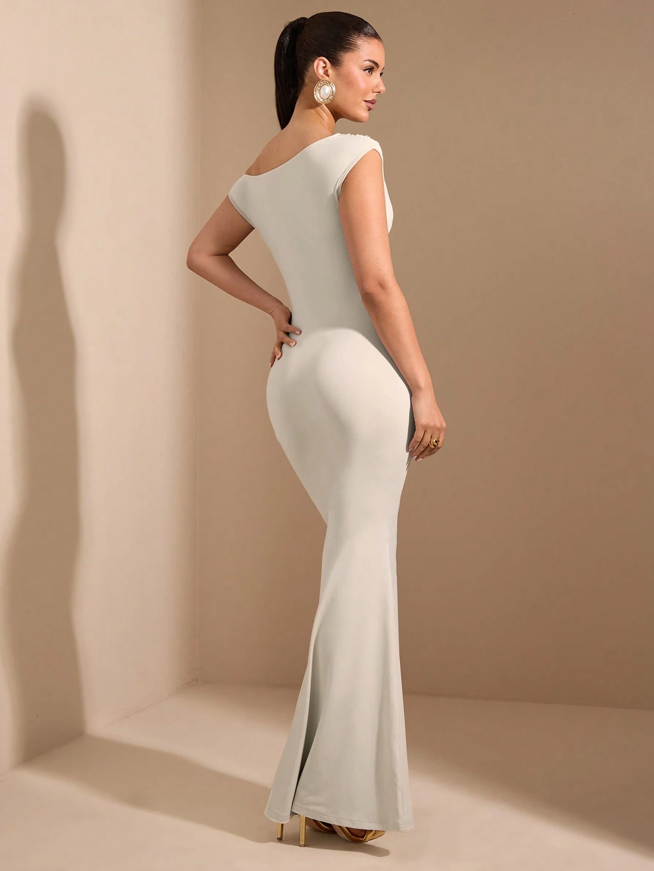Robe élégante femme à ourlet asymétrique oblique, tenue de sortie, adaptée pour — vue 11
