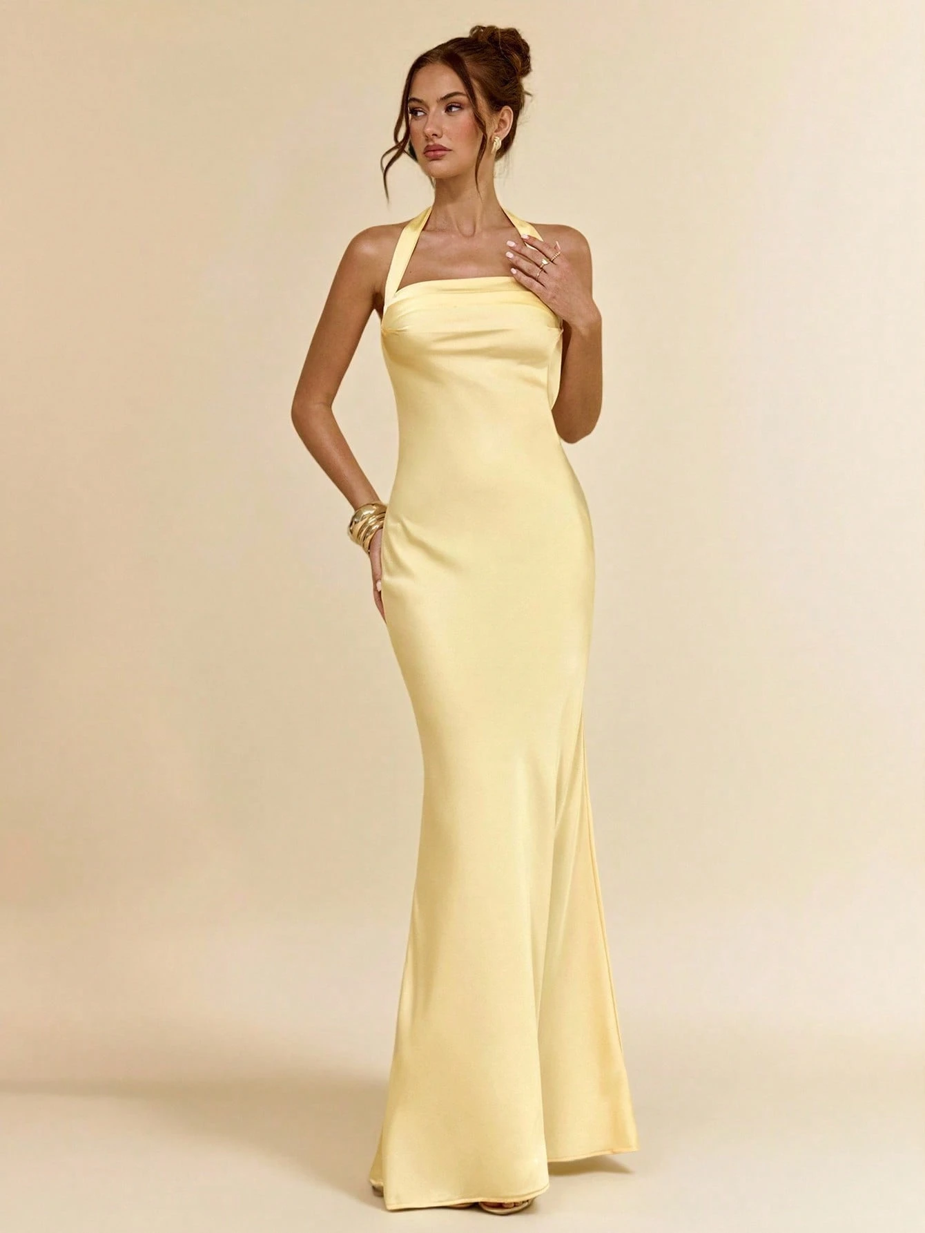 Robe d'été élégante jaune clair en satin pour femmes, dos nu, style licou, robe — vue 5