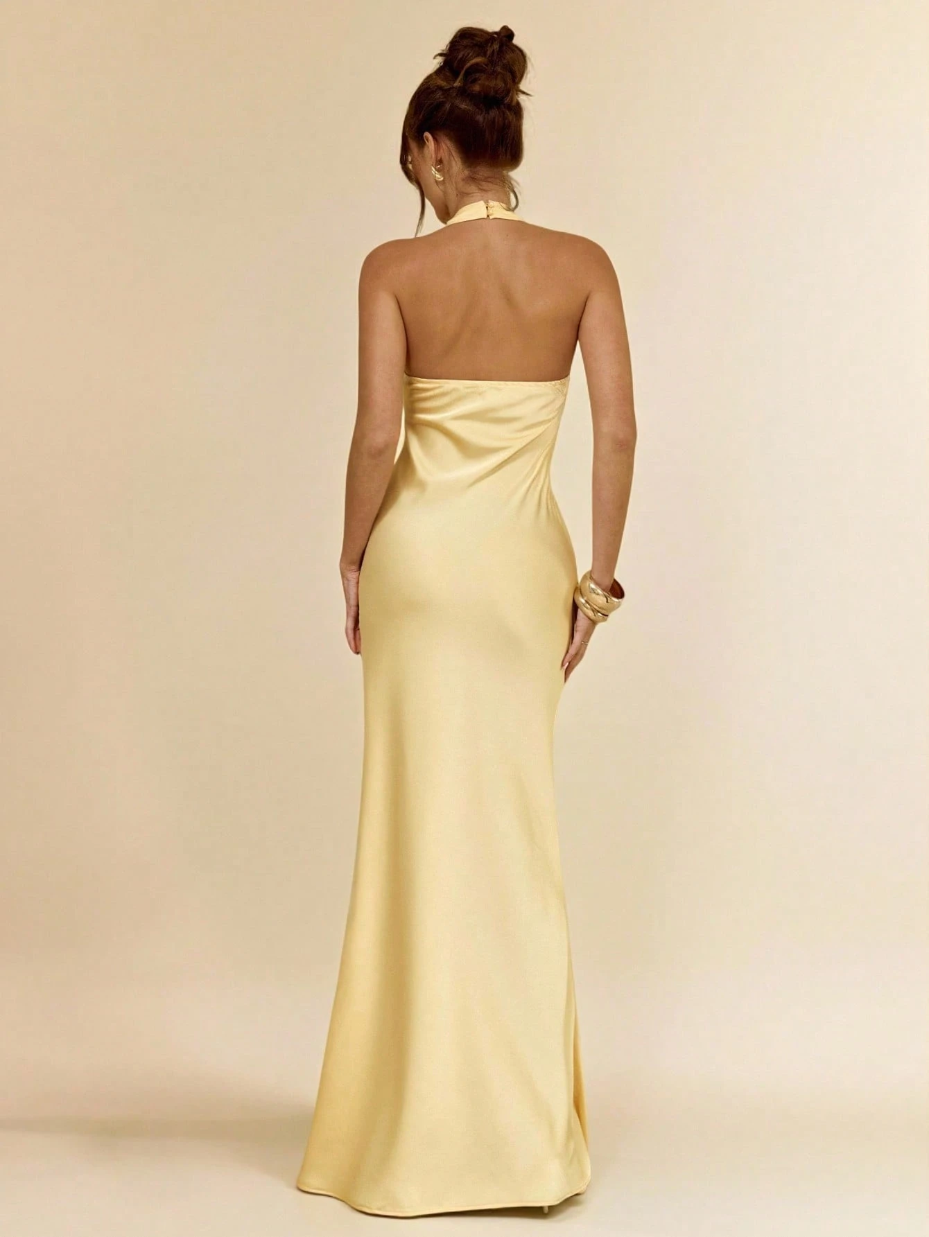 Robe d'été élégante jaune clair en satin pour femmes, dos nu, style licou, robe — vue 2