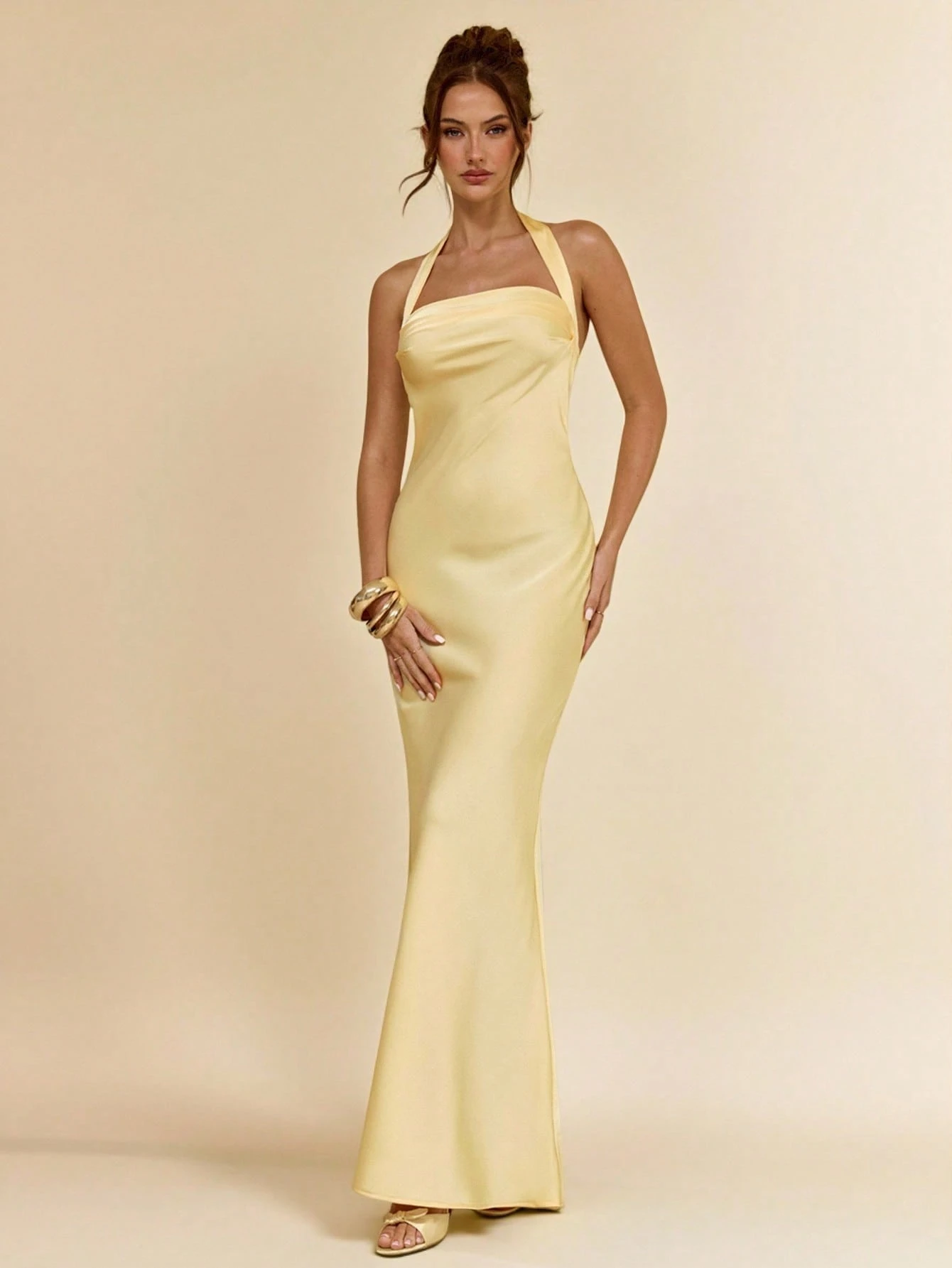 Robe d'été élégante jaune clair en satin pour femmes, dos nu, style licou, robe — vue 4
