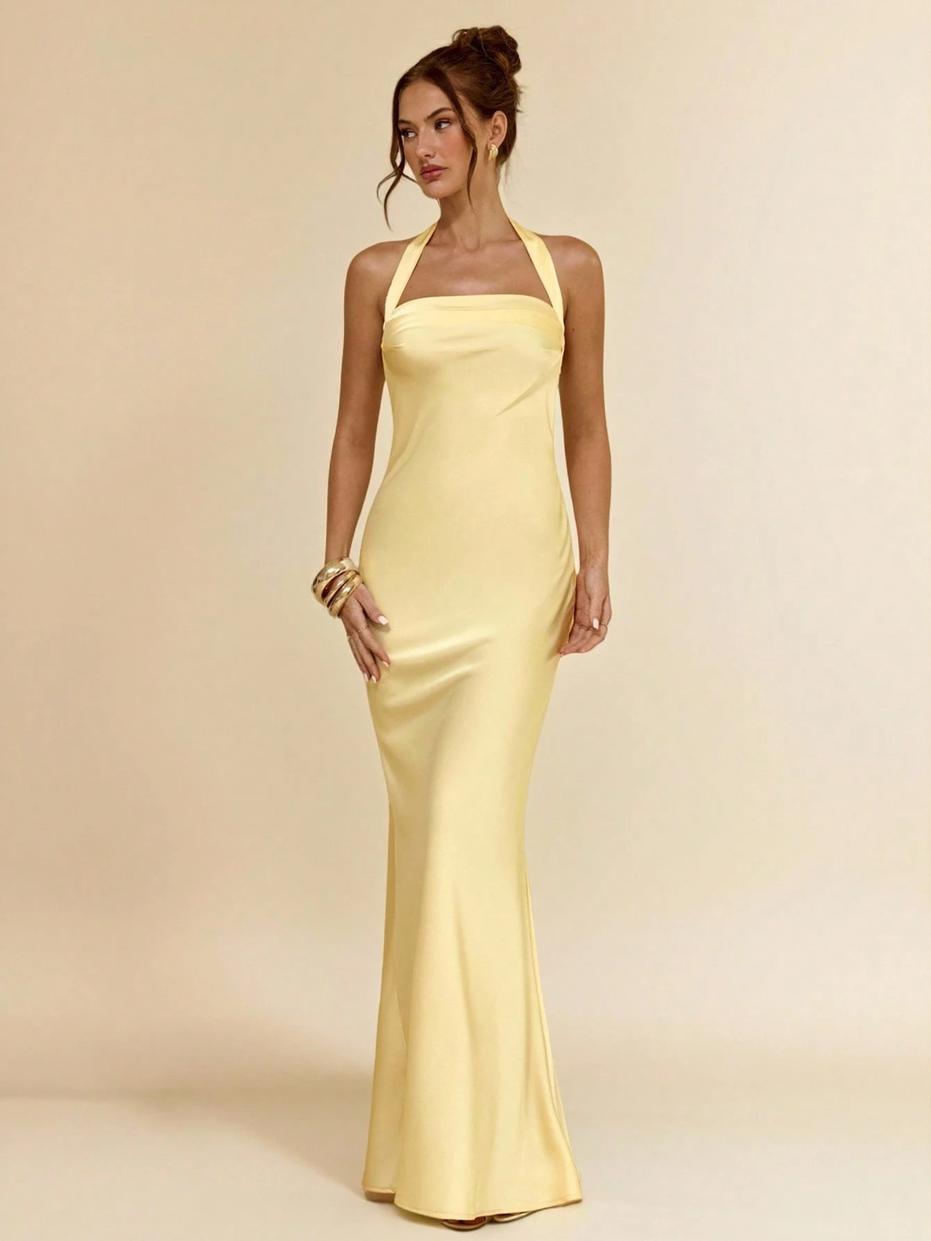 Robe d'été élégante jaune clair en satin pour femmes, dos nu, style licou, robe — vue 3