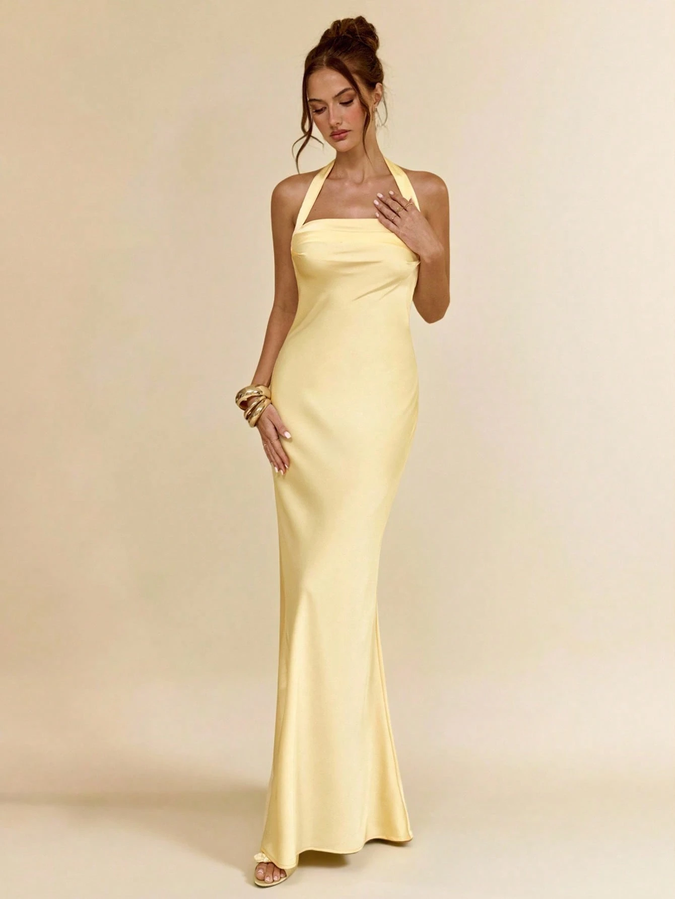 Robe d'été élégante jaune clair en satin pour femmes, dos nu, style licou, robe — vue 6