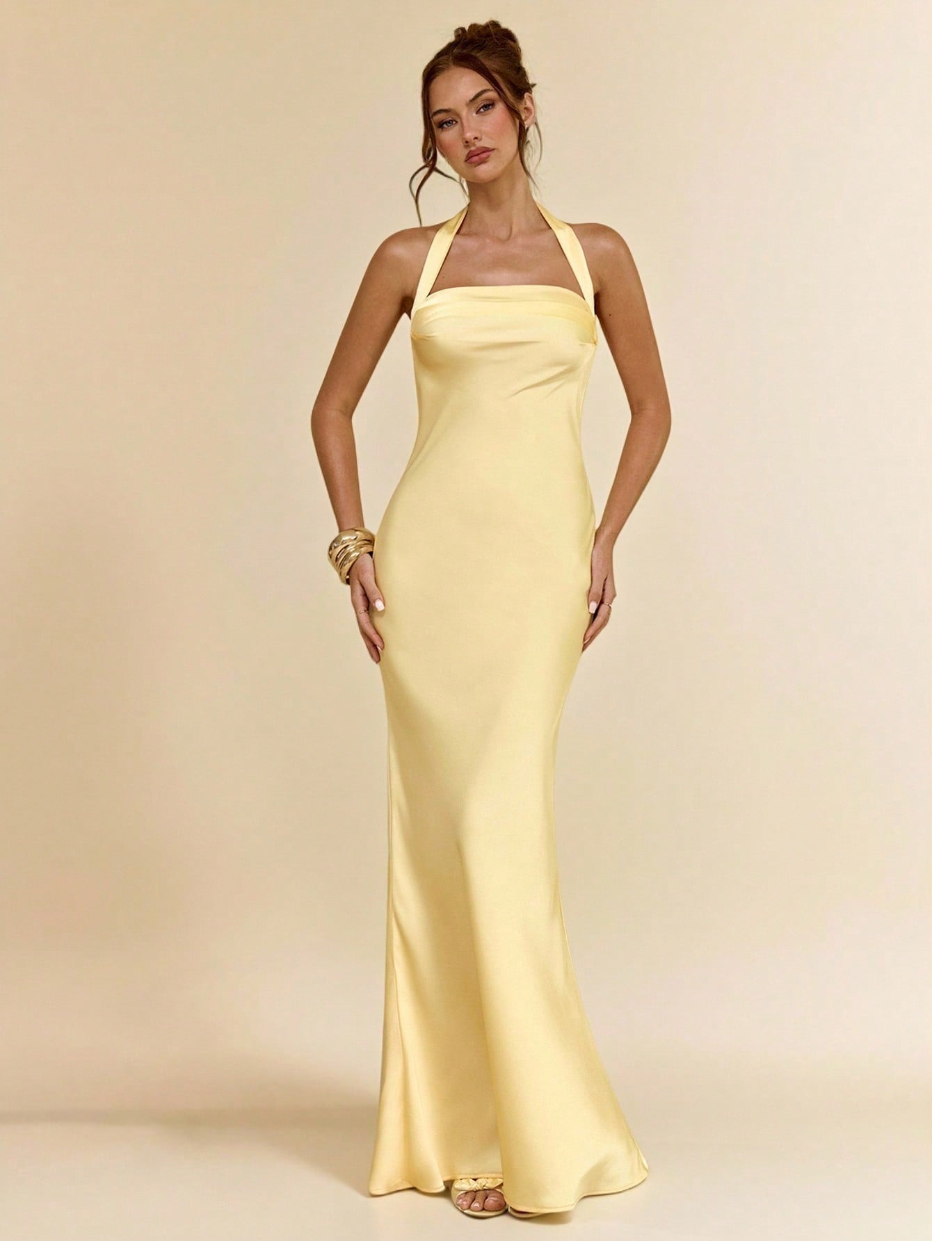 Robe d'été élégante jaune clair en satin pour femmes, dos nu, style licou, robe — vue 8