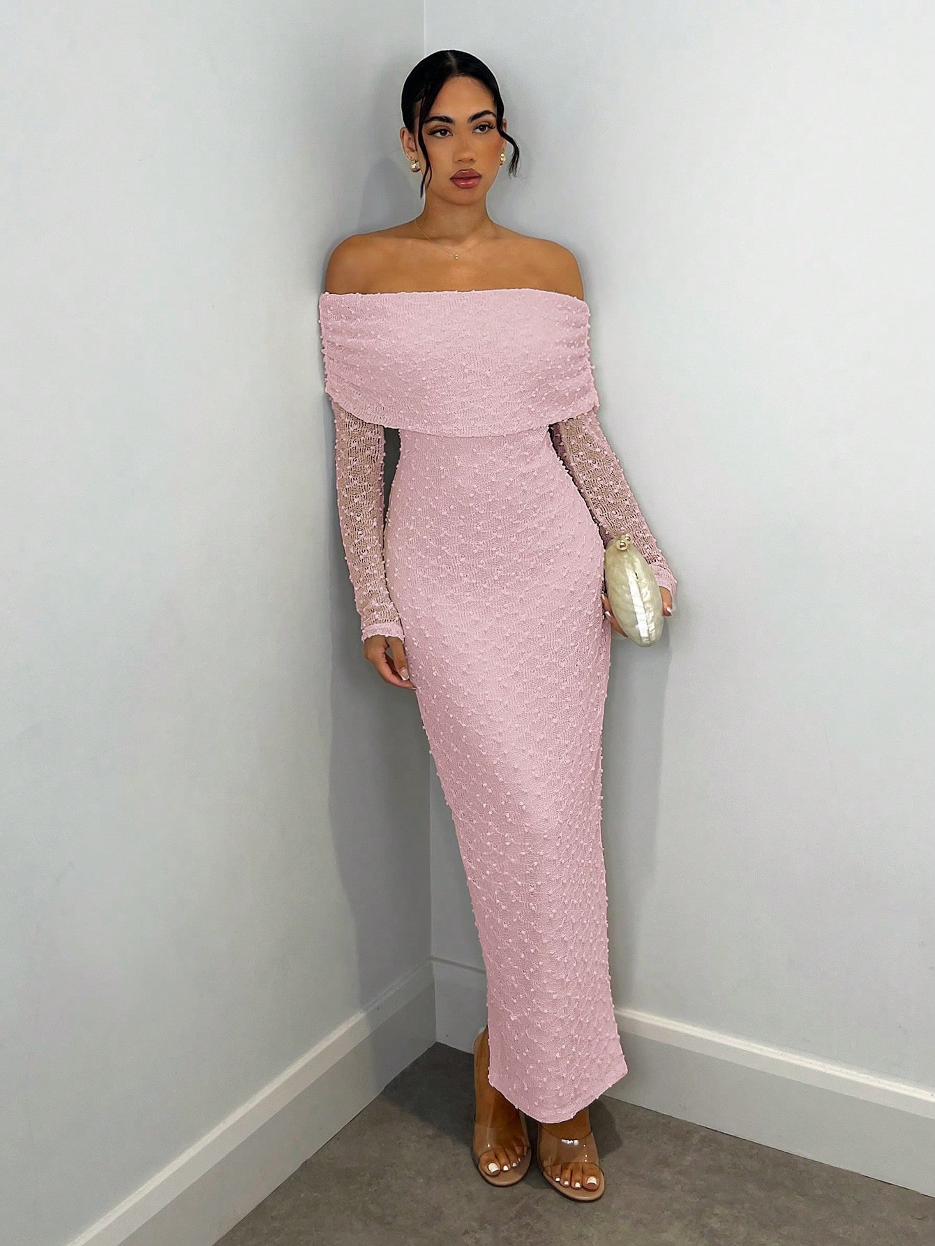 Robe moulante à manches longues en tissu jacquard texturé, épaules dénudées