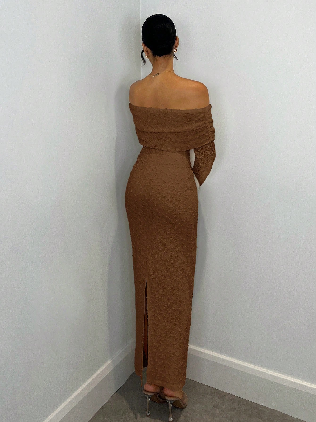 Robe moulante à manches longues en tissu jacquard texturé, épaules dénudées — vue 6