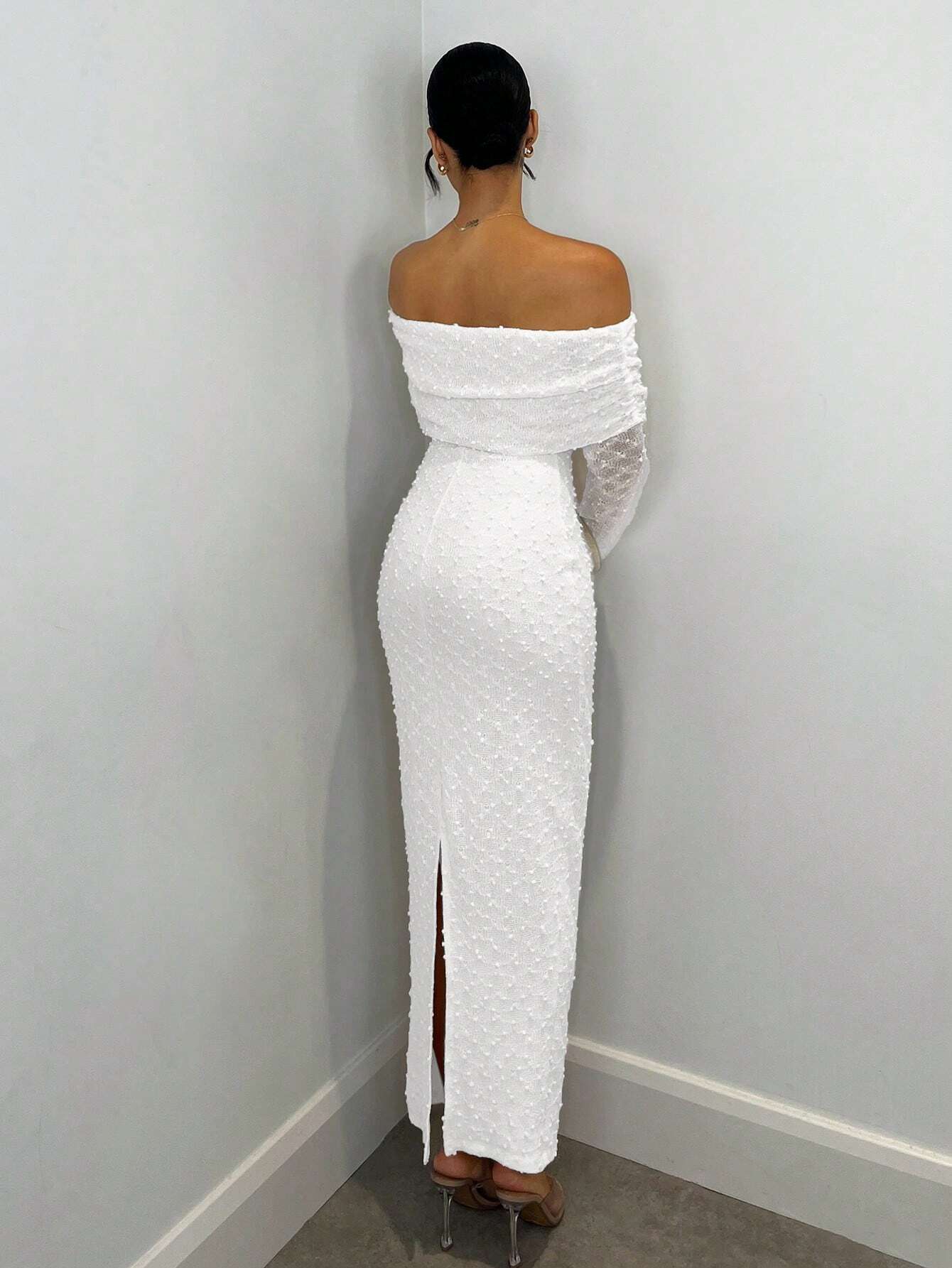 Robe moulante à manches longues en tissu jacquard texturé, épaules dénudées — vue 5