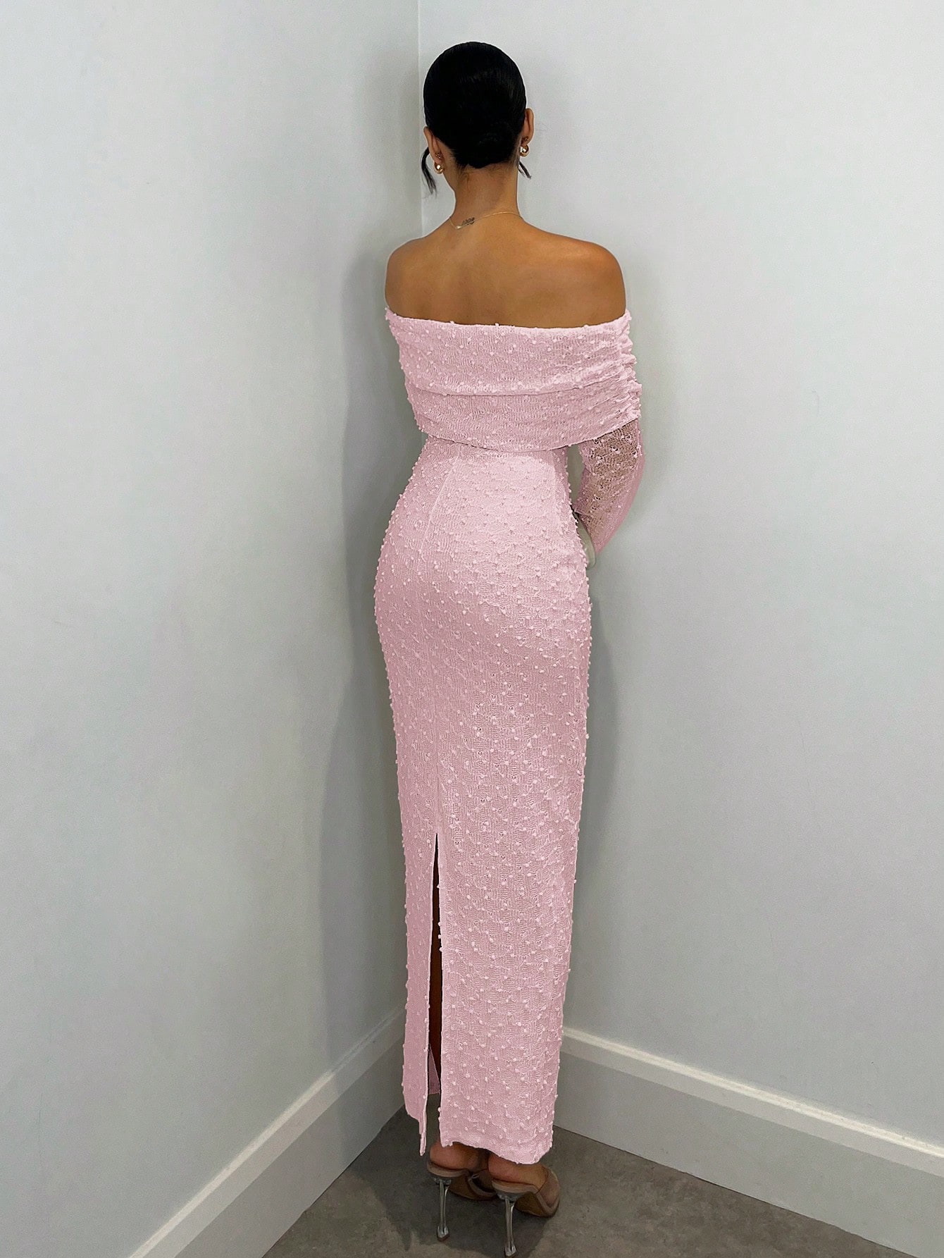 Robe moulante à manches longues en tissu jacquard texturé, épaules dénudées — vue 4