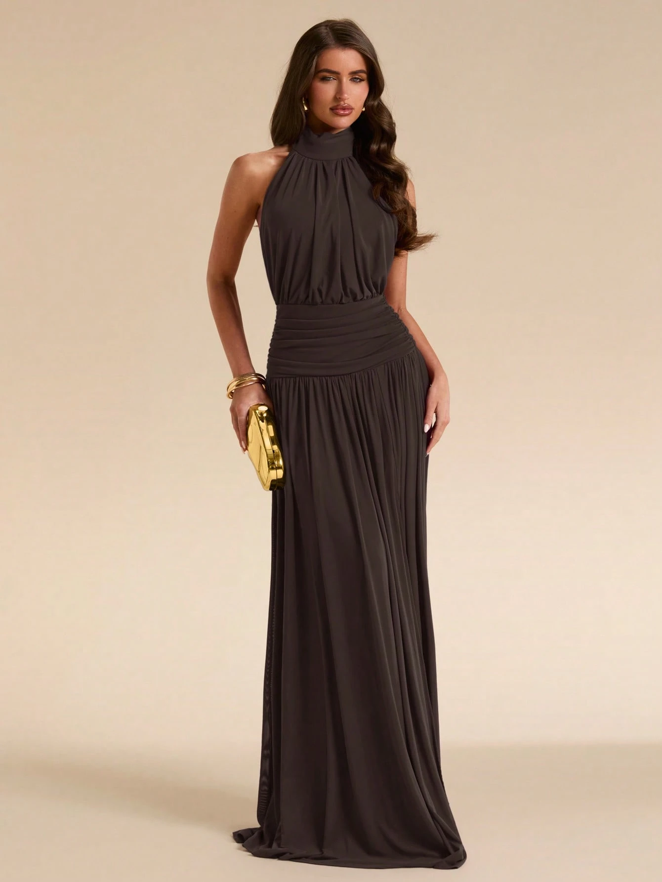 Robe maxi élégante à col ras-du-cou, froncée, dos nu, avec fente haute, en — vue 15