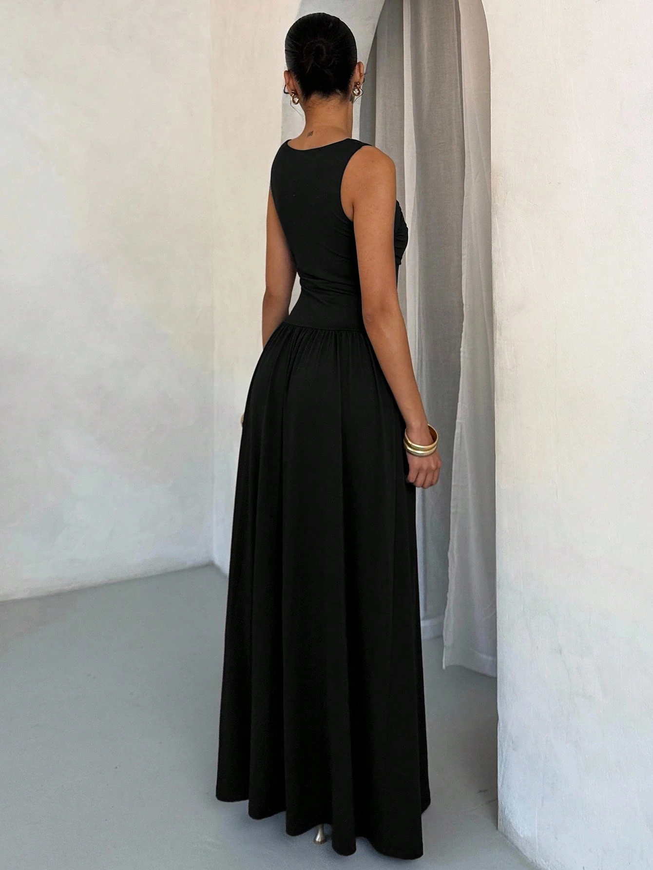 Robe élégante pour femmes de couleur unie marron avec col généreux et jupe — vue 12