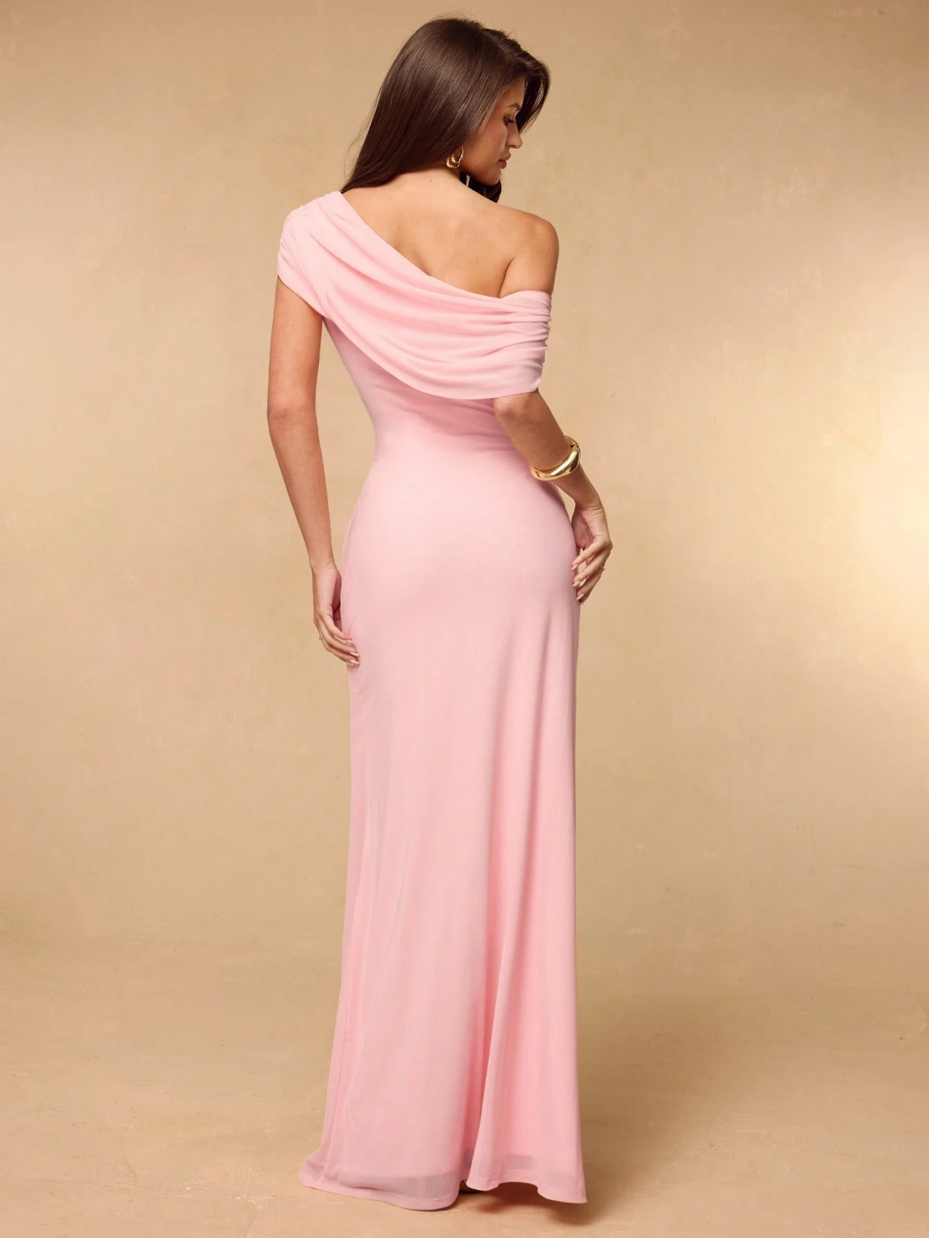 Robe élégante et sexy en maille plissée à une épaule, ajustée et fluide, blanc — vue 2
