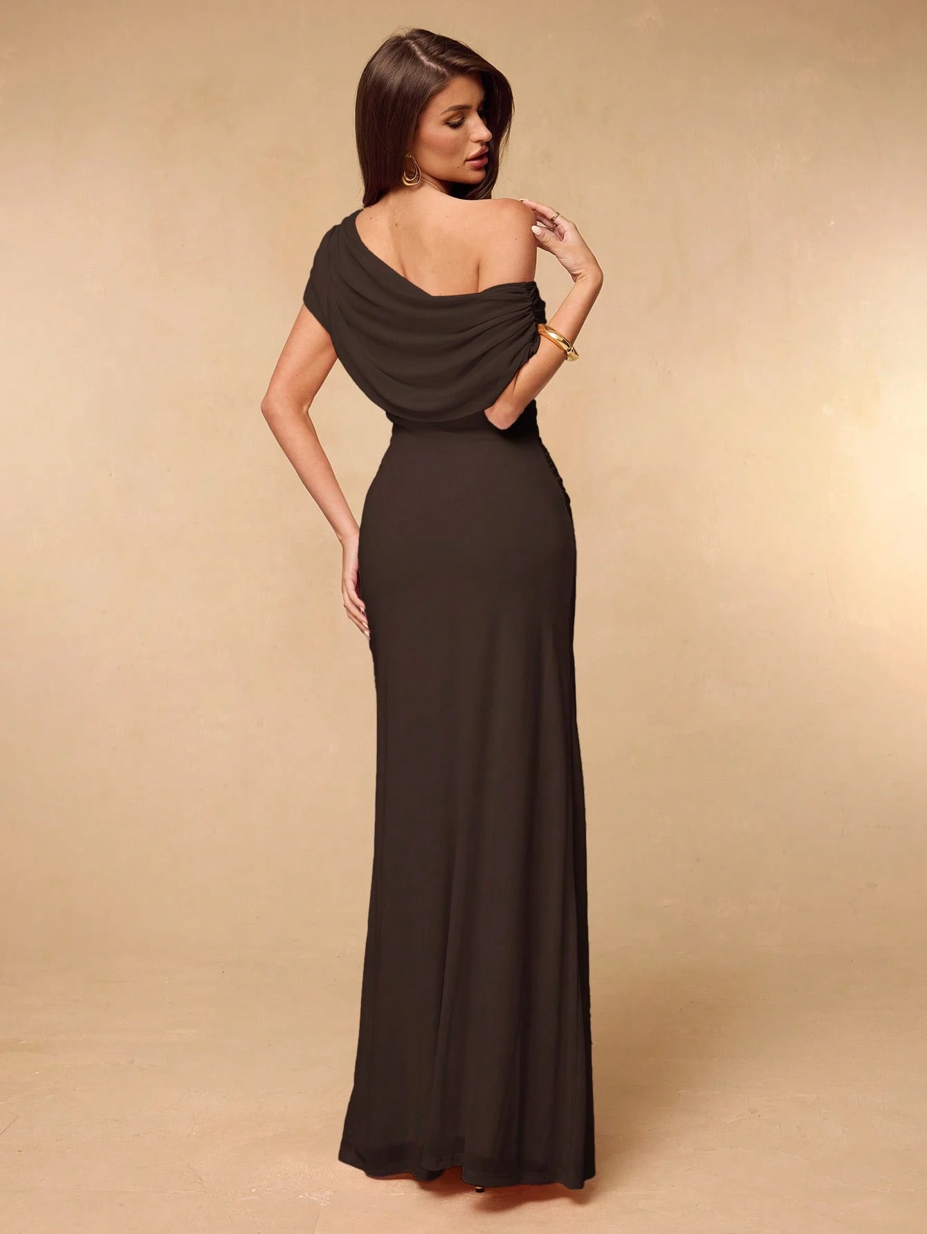 Robe élégante et sexy en maille plissée à une épaule, ajustée et fluide, blanc — vue 4