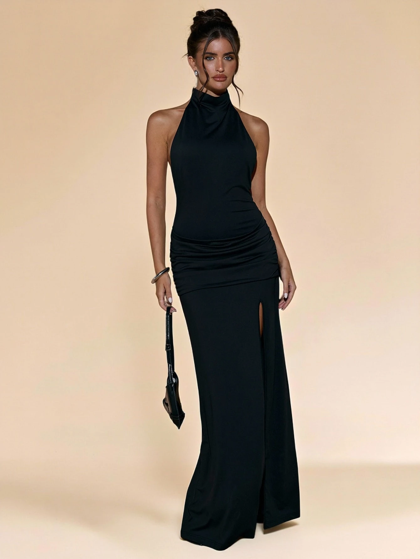 Robe de cocktail élégante noire à col licou, dos nu et fente haute, pour — vue 3