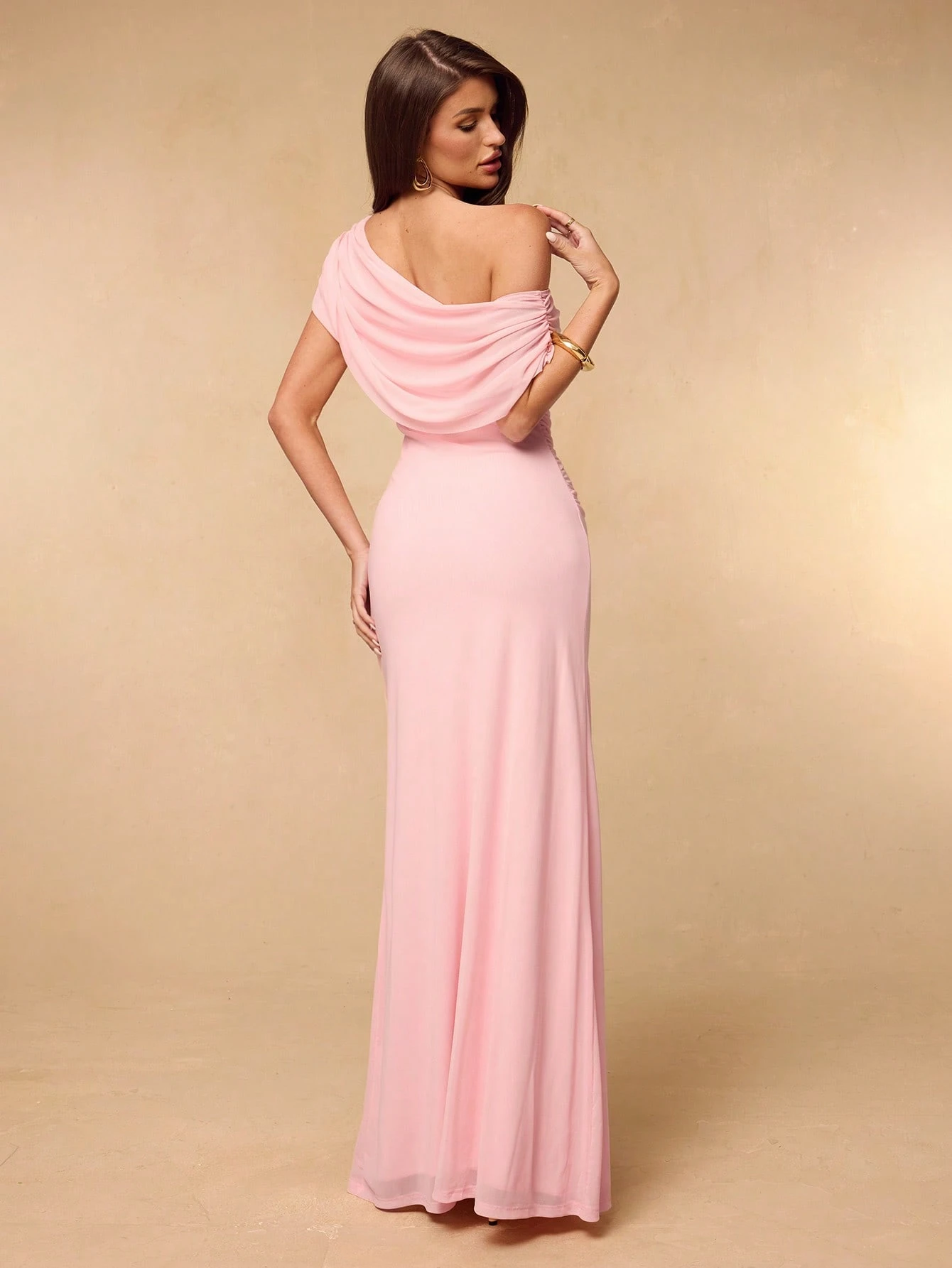 Robe élégante et sexy en maille plissée à une épaule, ajustée et fluide, blanc — vue 10