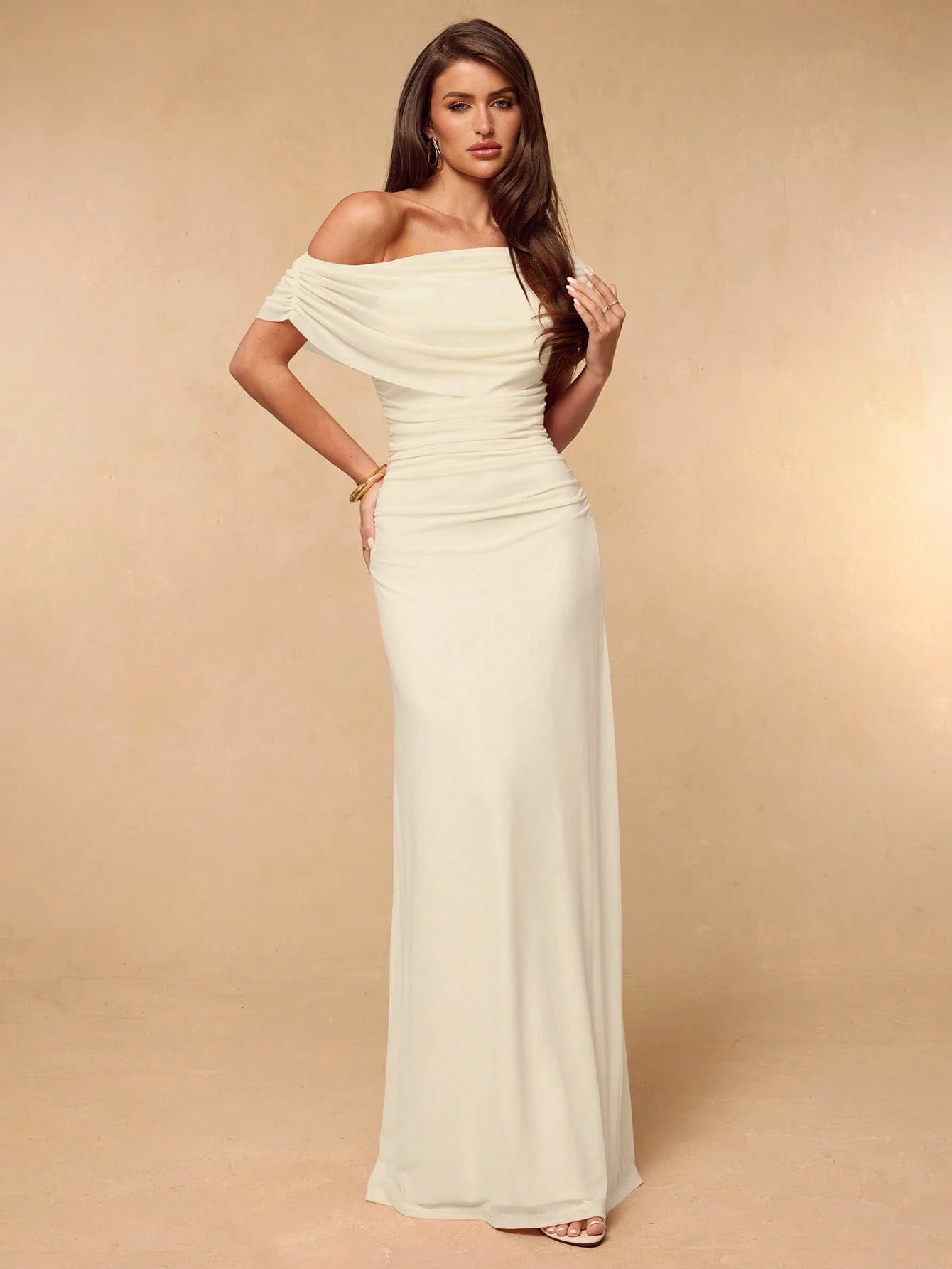 Robe élégante et sexy en maille plissée à une épaule, ajustée et fluide, blanc — vue 9