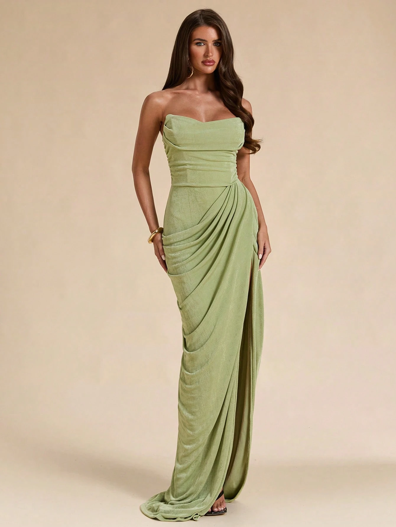 Robe longue moulante fluide élégante et sexy vert sauge sans bretelles froncée