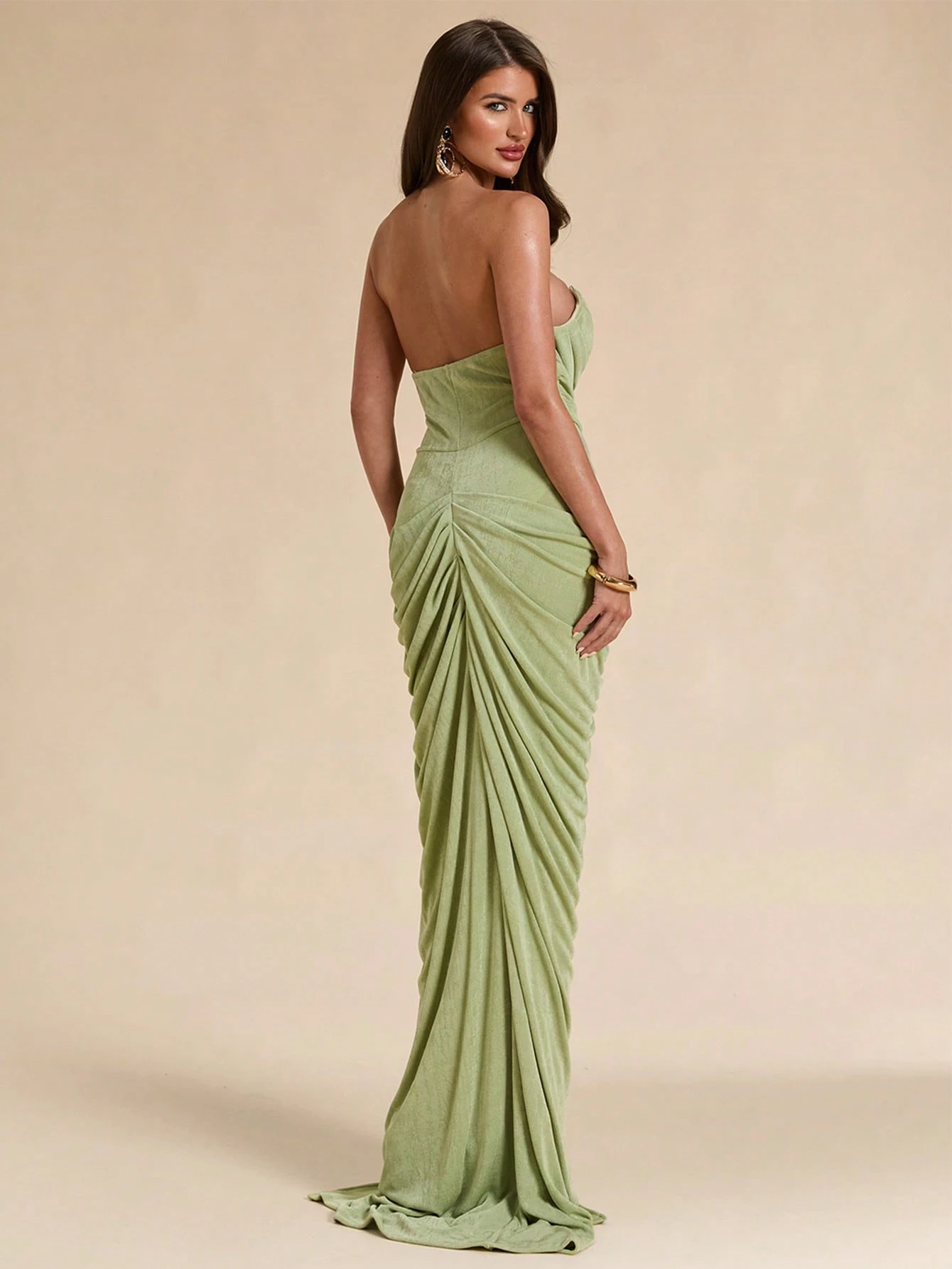Robe longue moulante fluide élégante et sexy vert sauge sans bretelles froncée — vue 6