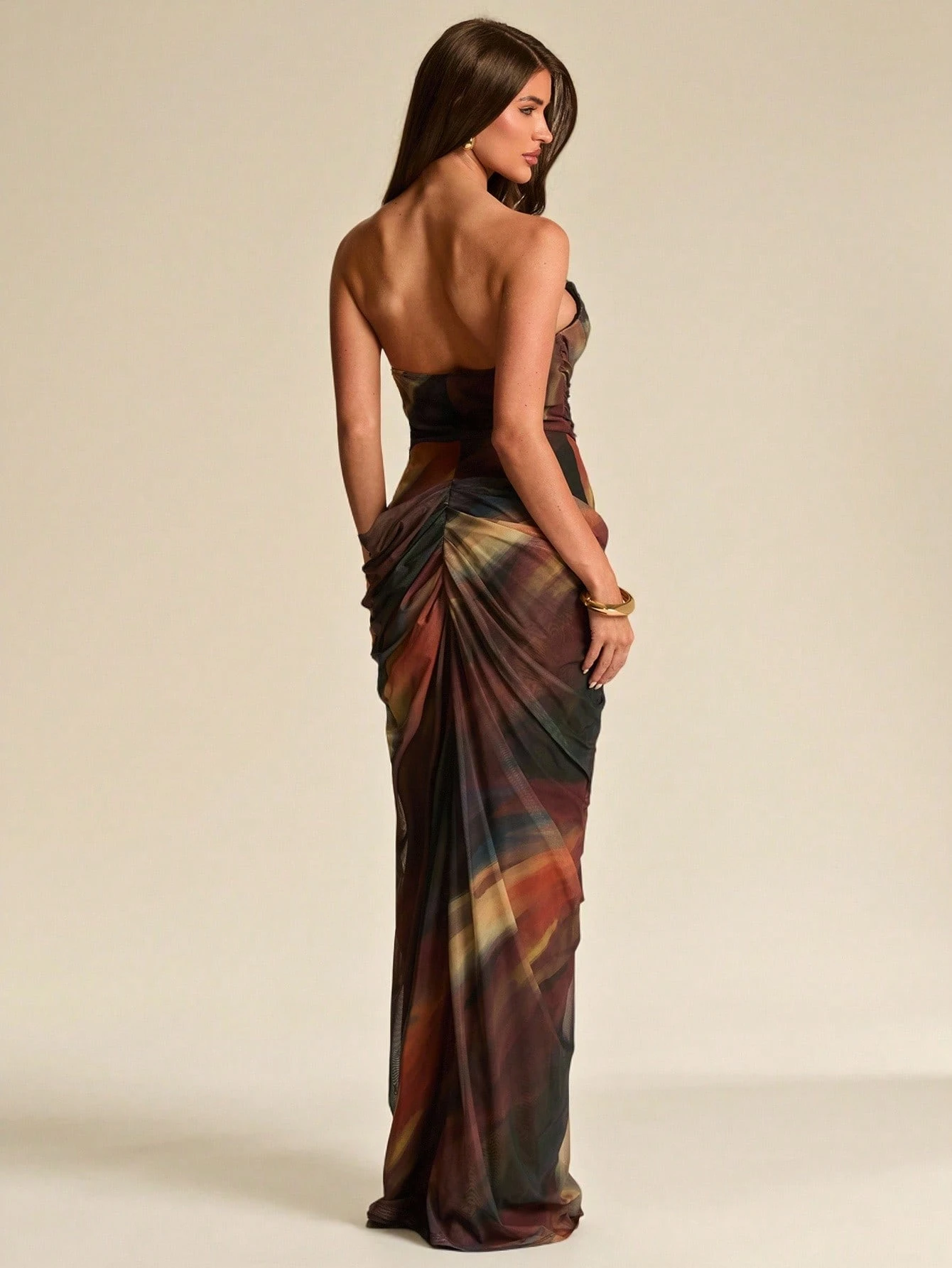 Robe longue moulante fluide élégante et sexy vert sauge sans bretelles froncée — vue 8
