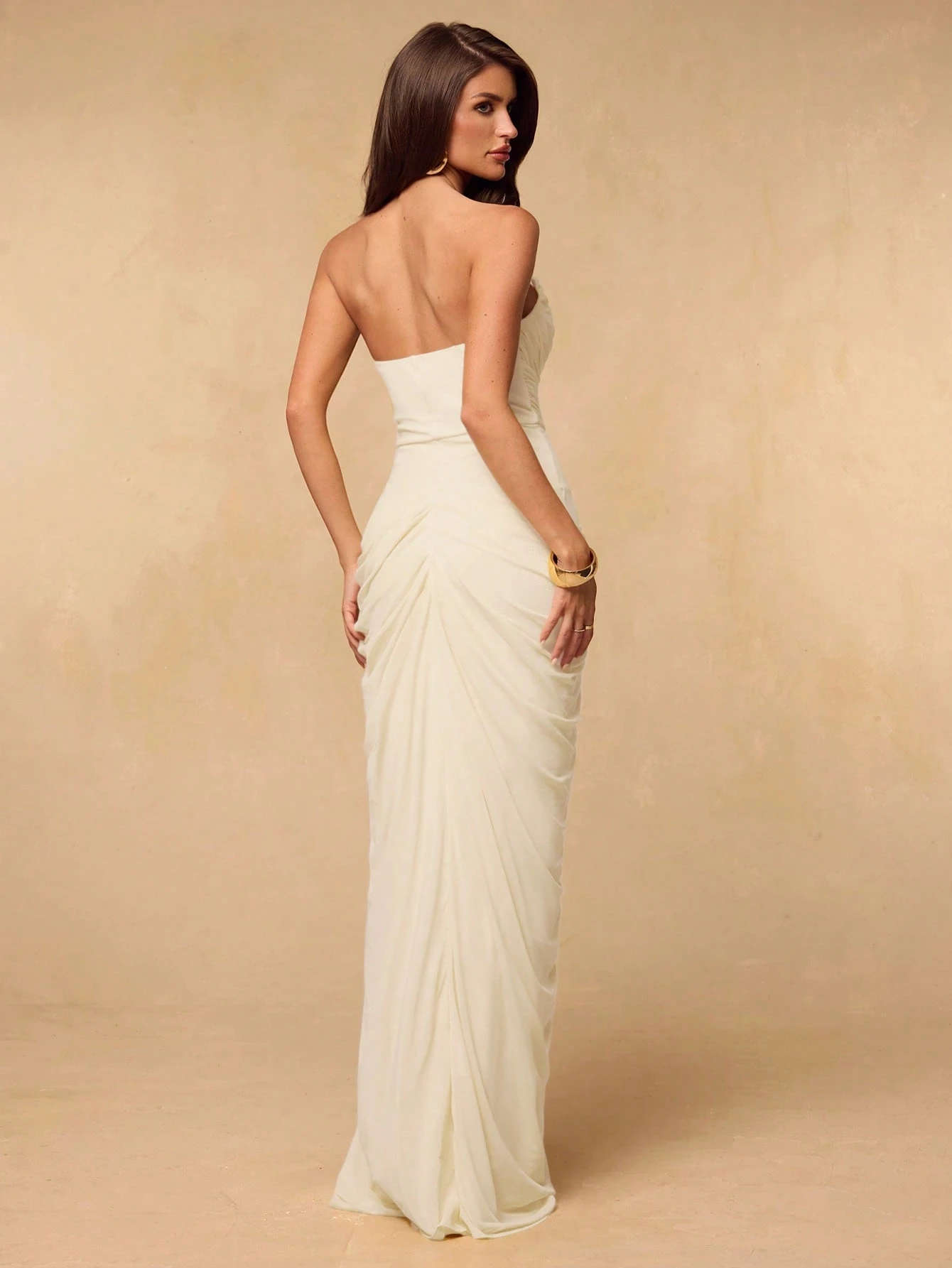 Robe longue moulante fluide élégante et sexy vert sauge sans bretelles froncée — vue 7