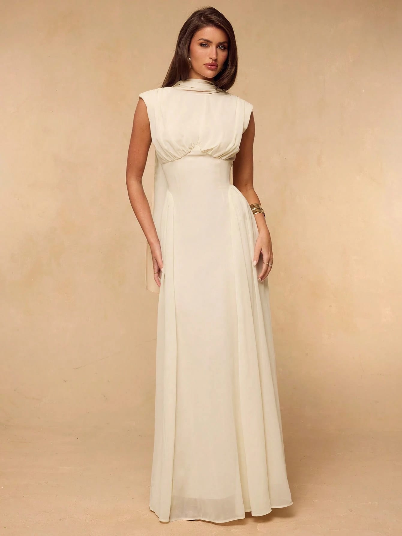 Robe ajustée froncée sans manches en mousseline de soie abricot, robe fourreau