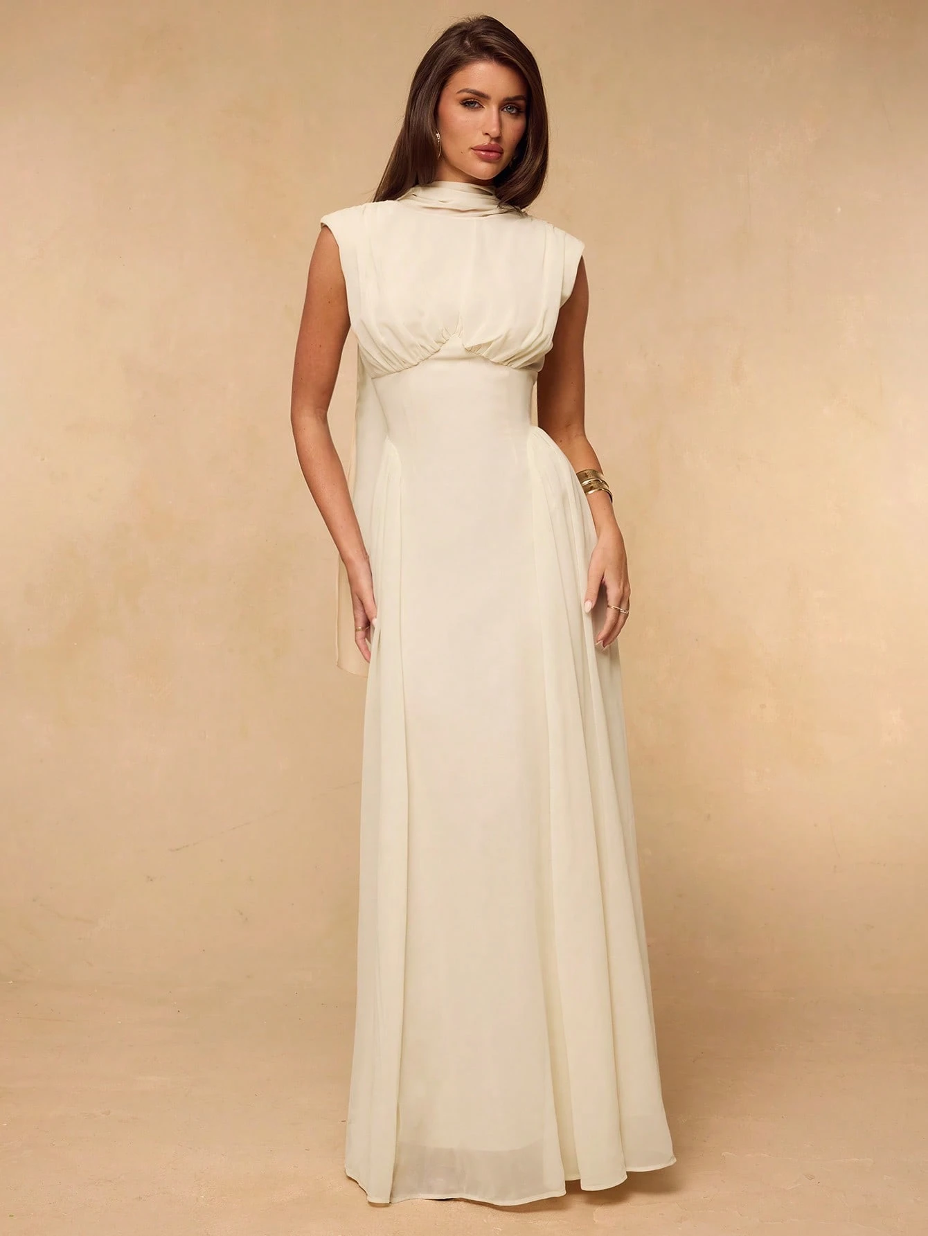 Robe ajustée froncée sans manches en mousseline de soie abricot, robe fourreau