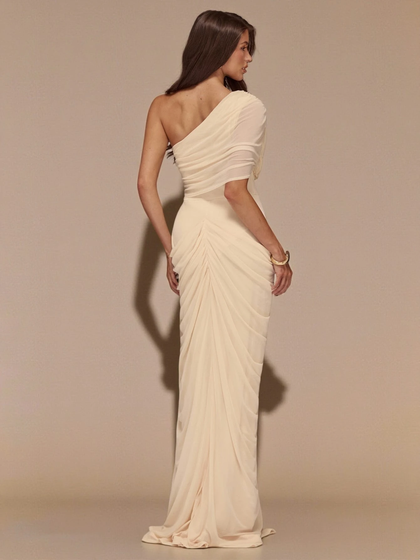 Robe élégante extra longue pour femme, col asymétrique, fente haute, en maille — vue 2