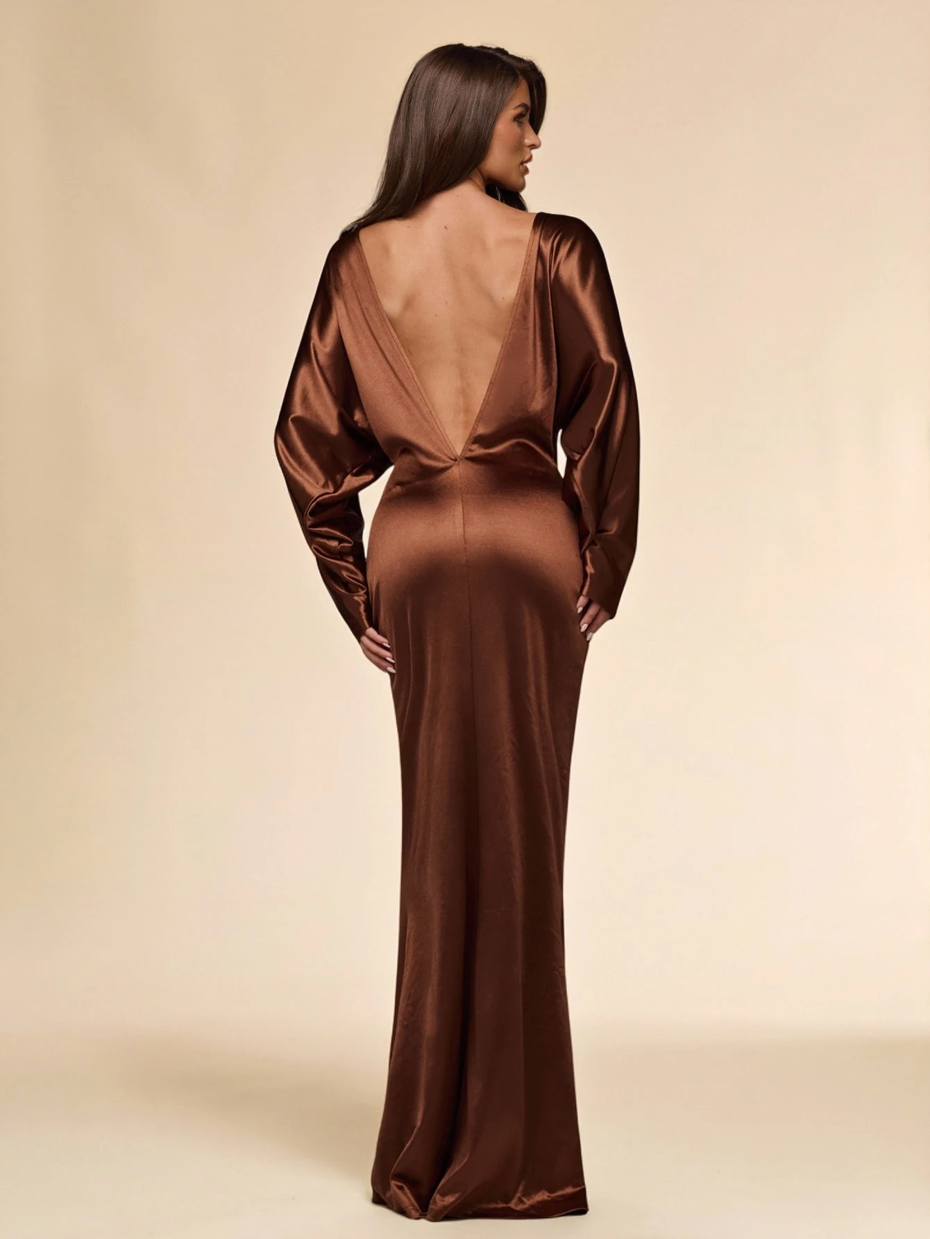Robe longue moulante en satin marron café, col rond, dos ouvert drapé, manches — vue 3