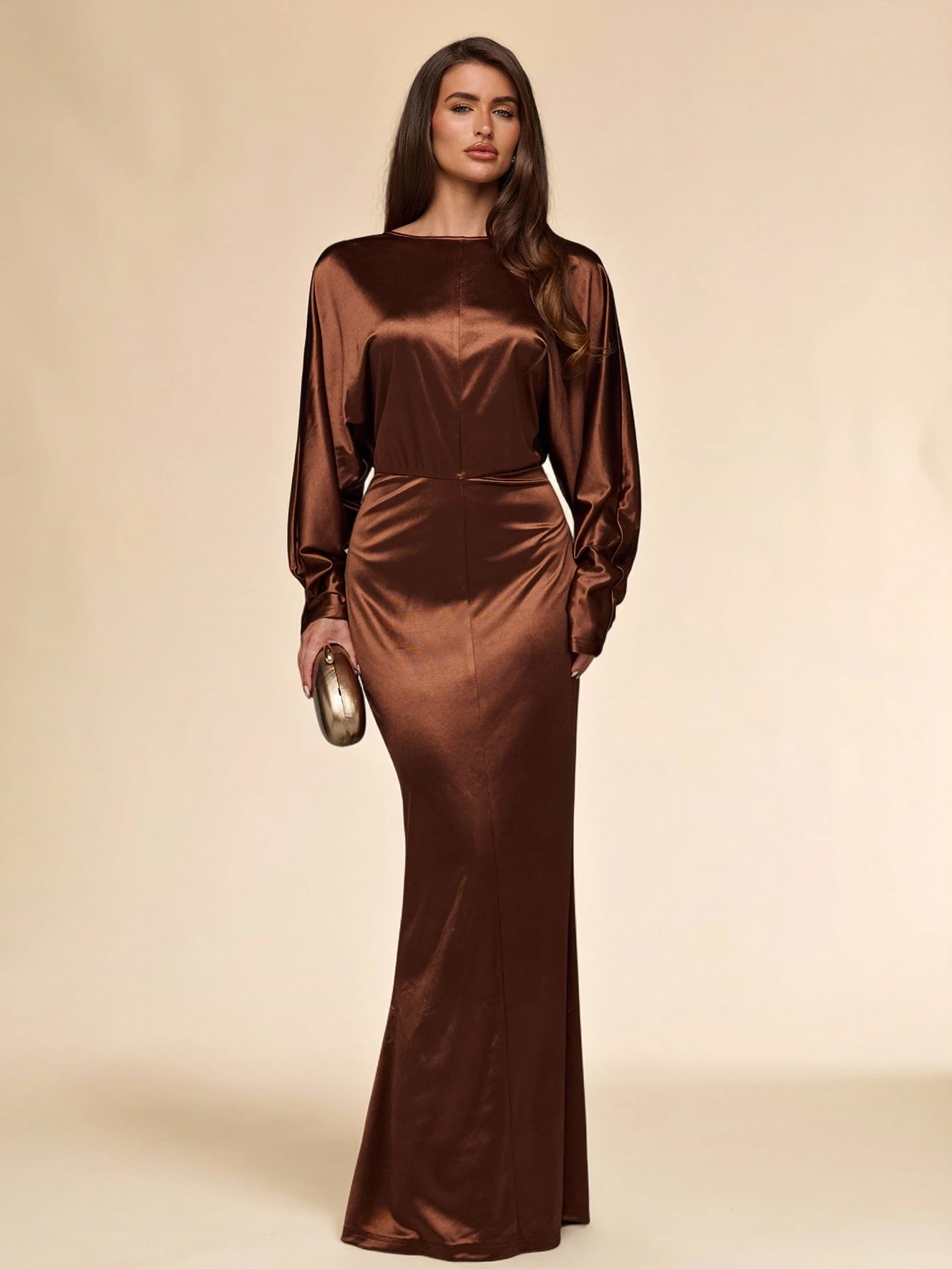 Robe longue moulante en satin marron café, col rond, dos ouvert drapé, manches — vue 2