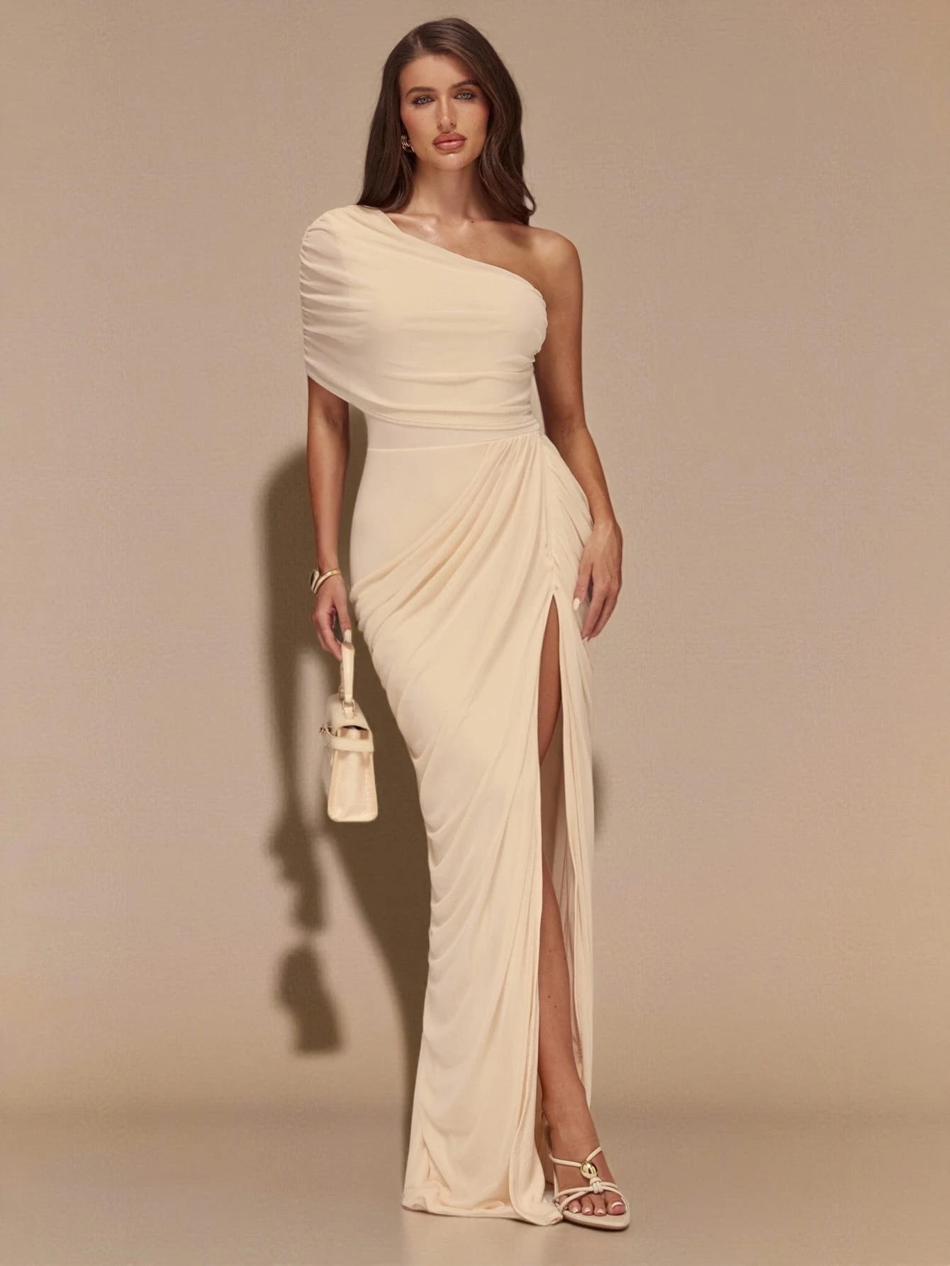 Robe élégante extra longue pour femme, col asymétrique, fente haute, en maille — vue 5