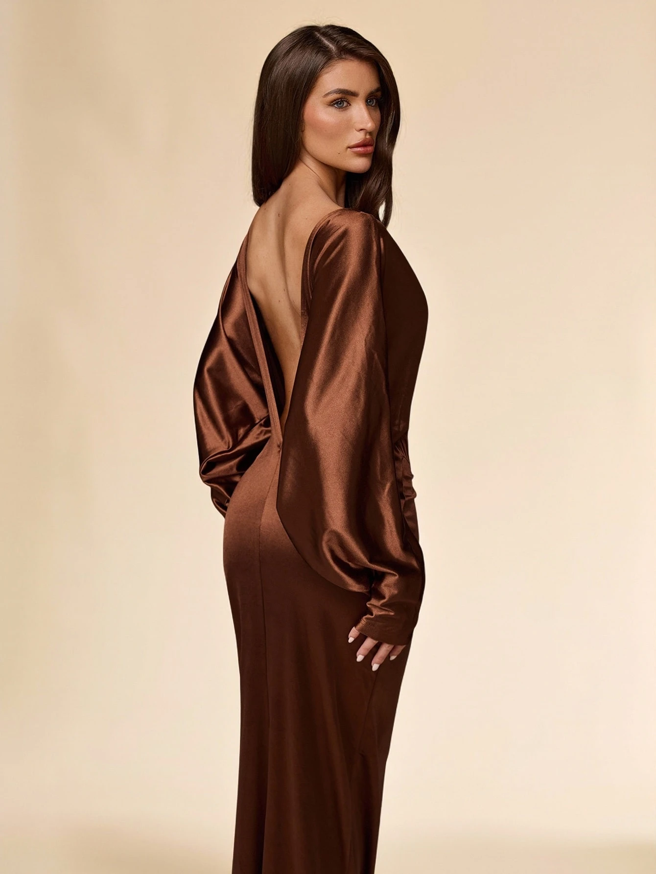 Robe longue moulante en satin marron café, col rond, dos ouvert drapé, manches — vue 5