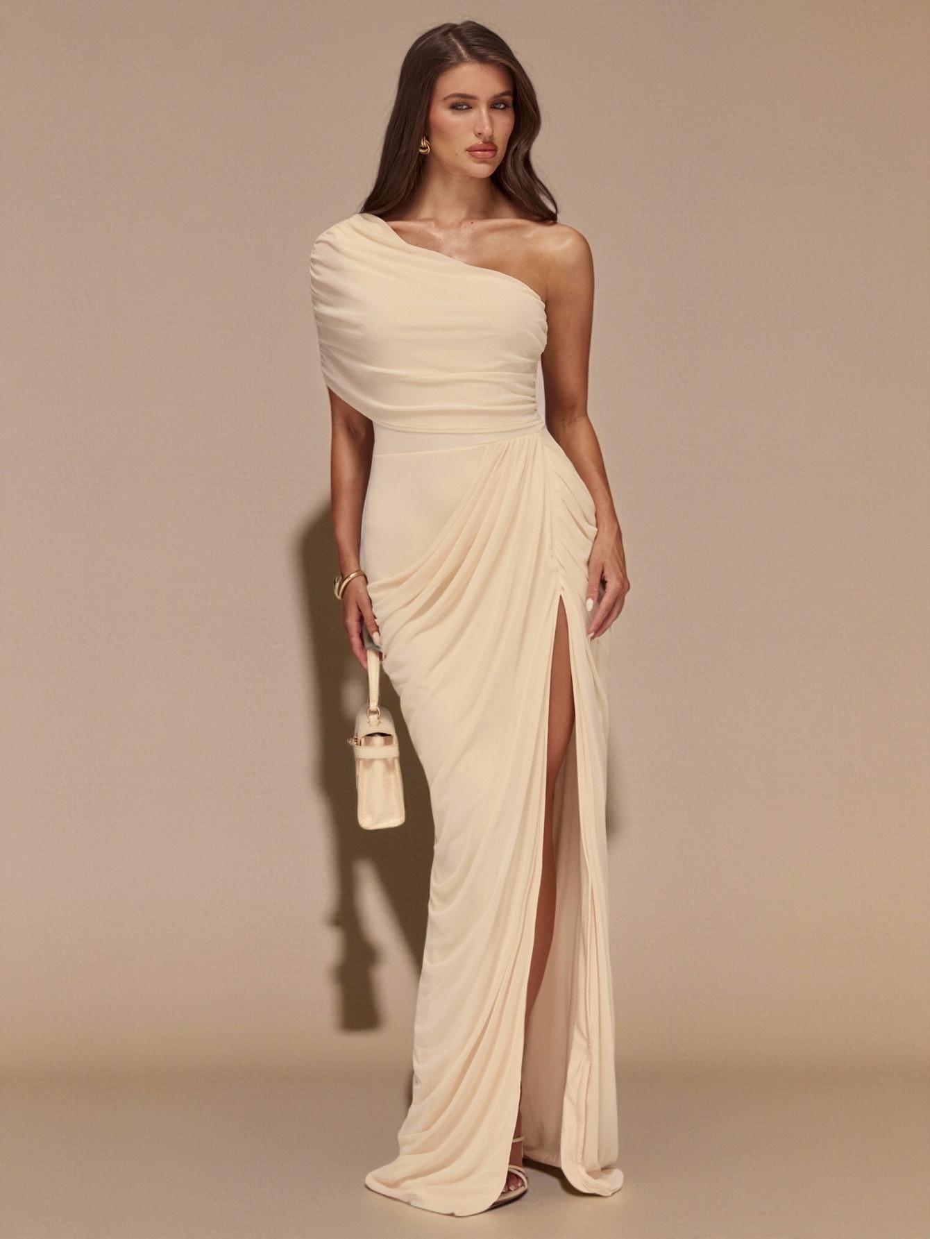 Robe élégante extra longue pour femme, col asymétrique, fente haute, en maille — vue 8
