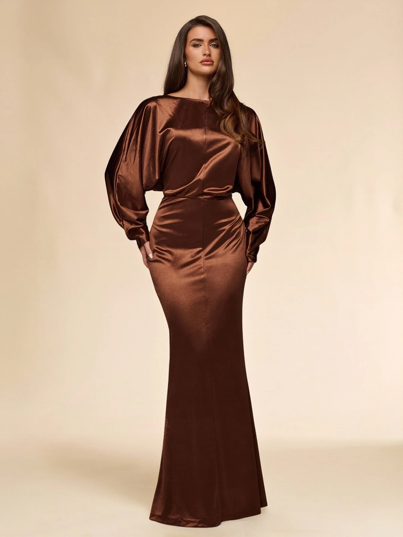 Robe longue moulante en satin marron café, col rond, dos ouvert drapé, manches — vue 7