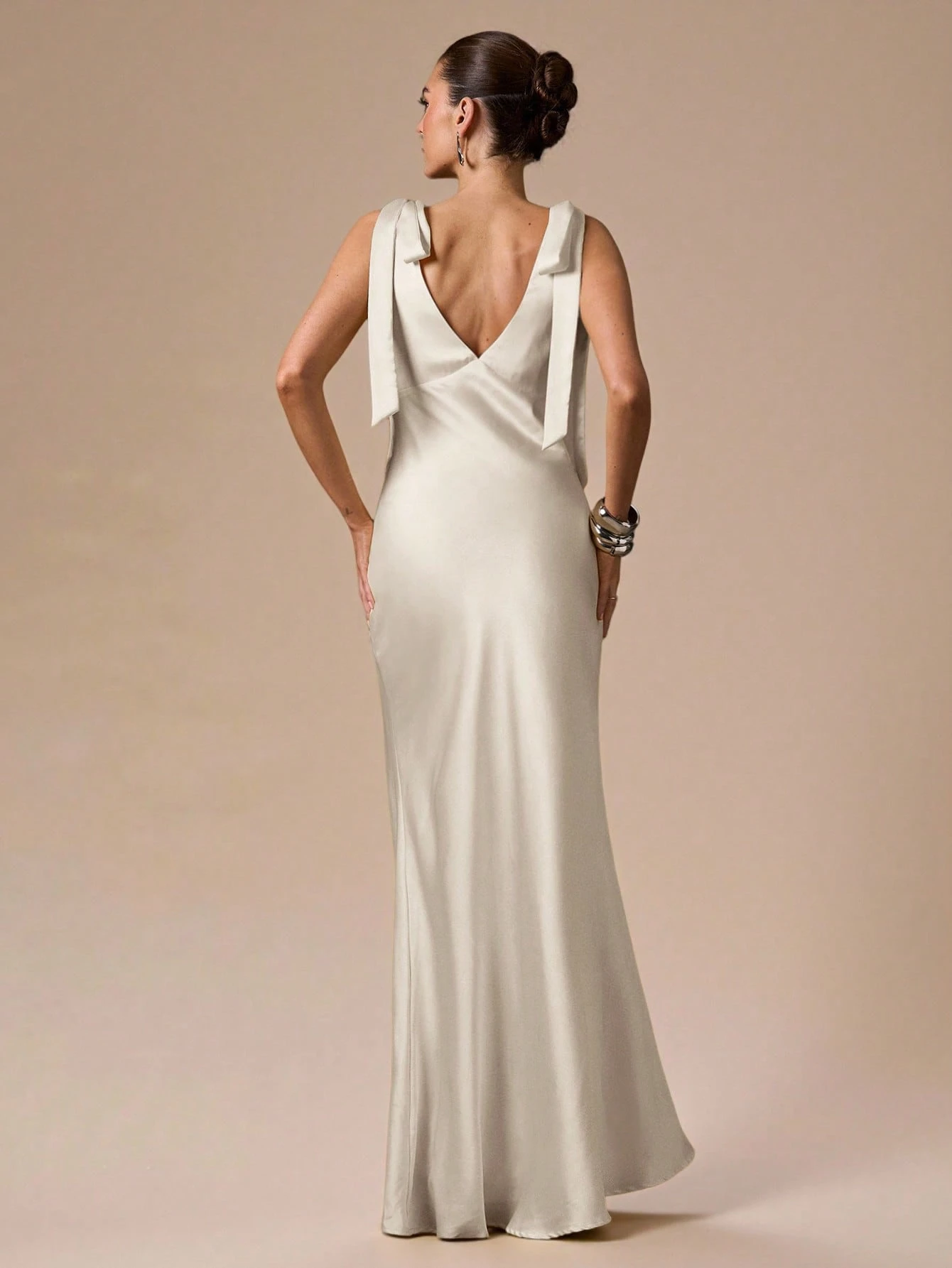 Robe sexy minimaliste de couleur unie jaune crème à col en V profond et dos nu — vue 6