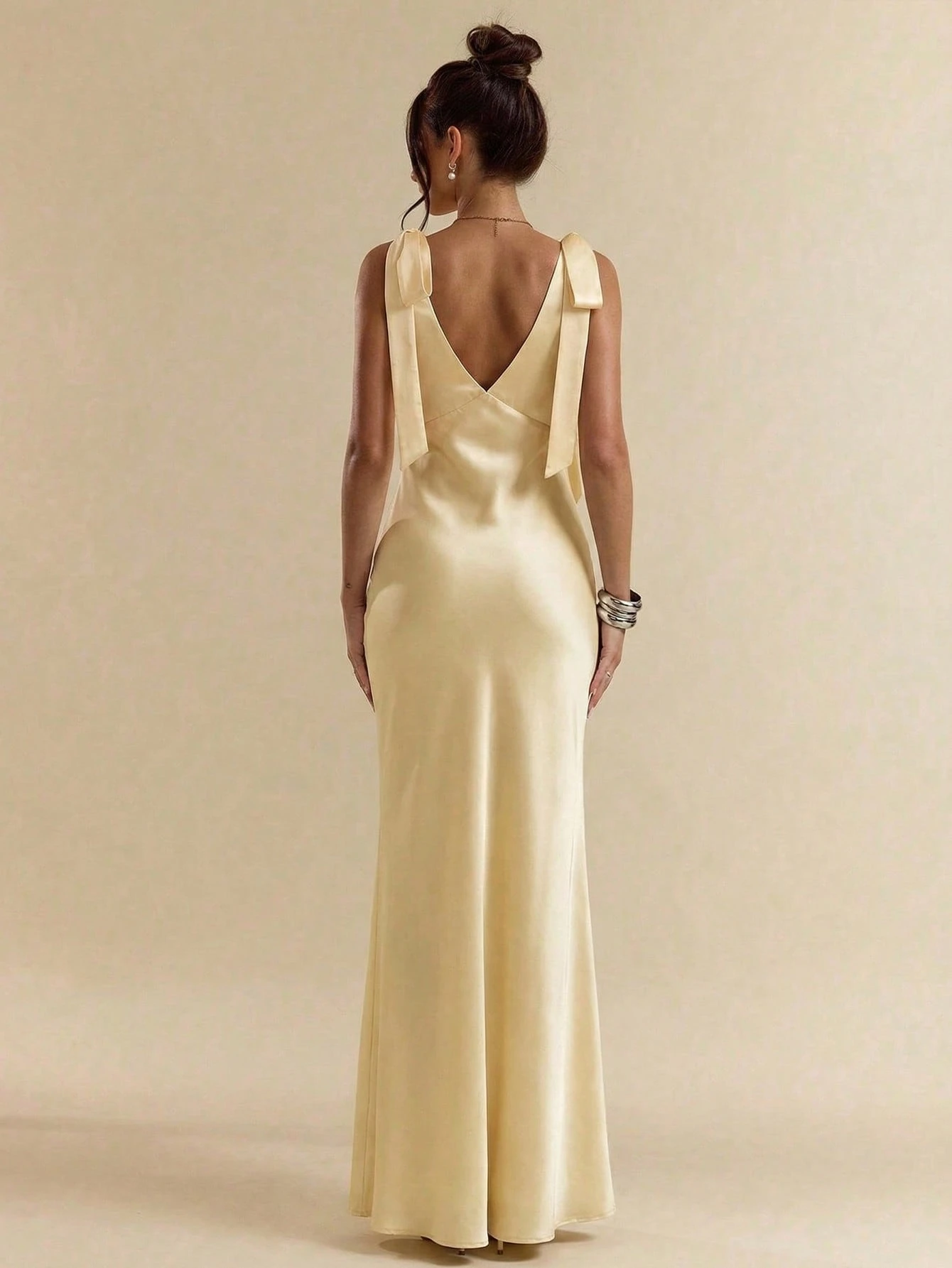 Robe sexy minimaliste de couleur unie jaune crème à col en V profond et dos nu — vue 4