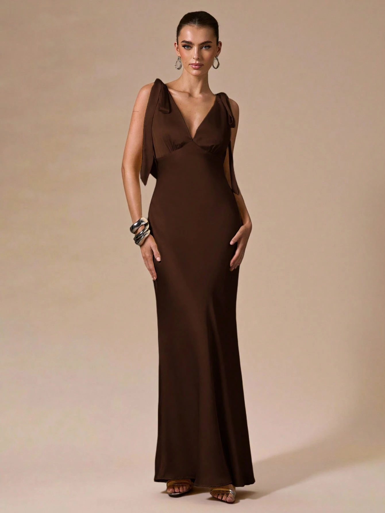 Robe sexy minimaliste de couleur unie jaune crème à col en V profond et dos nu — vue 3