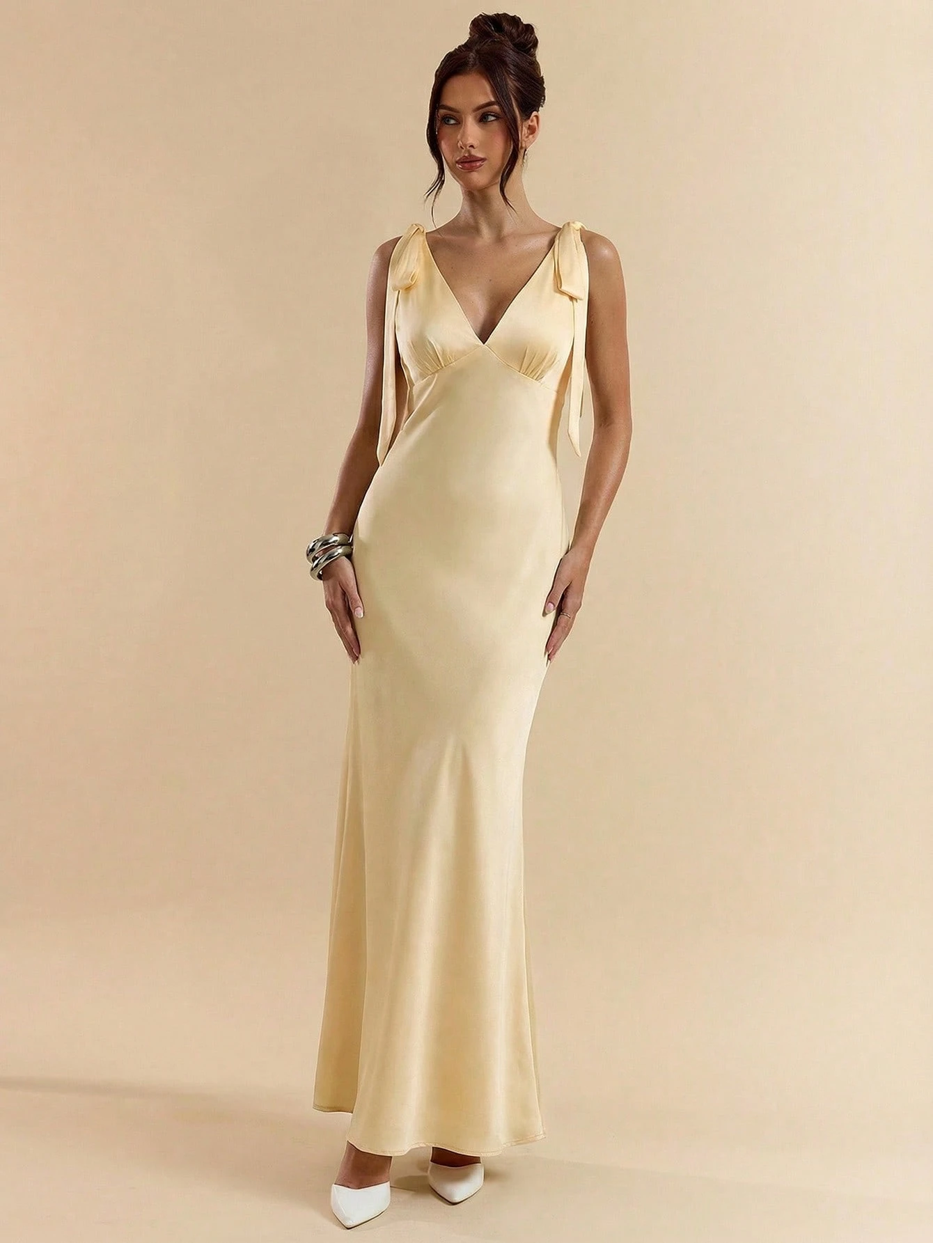 Robe sexy minimaliste de couleur unie jaune crème à col en V profond et dos nu — vue 8
