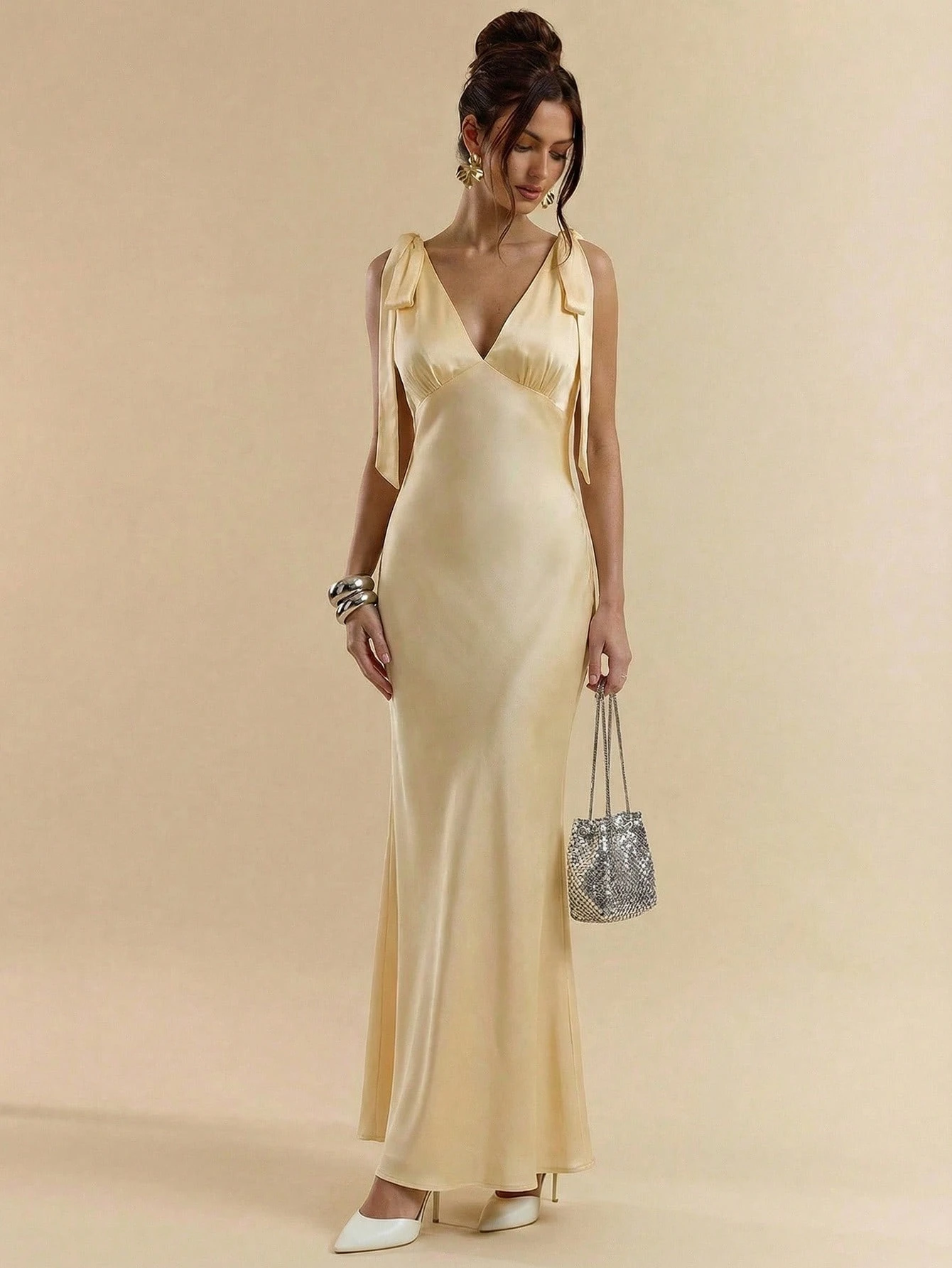 Robe sexy minimaliste de couleur unie jaune crème à col en V profond et dos nu — vue 12