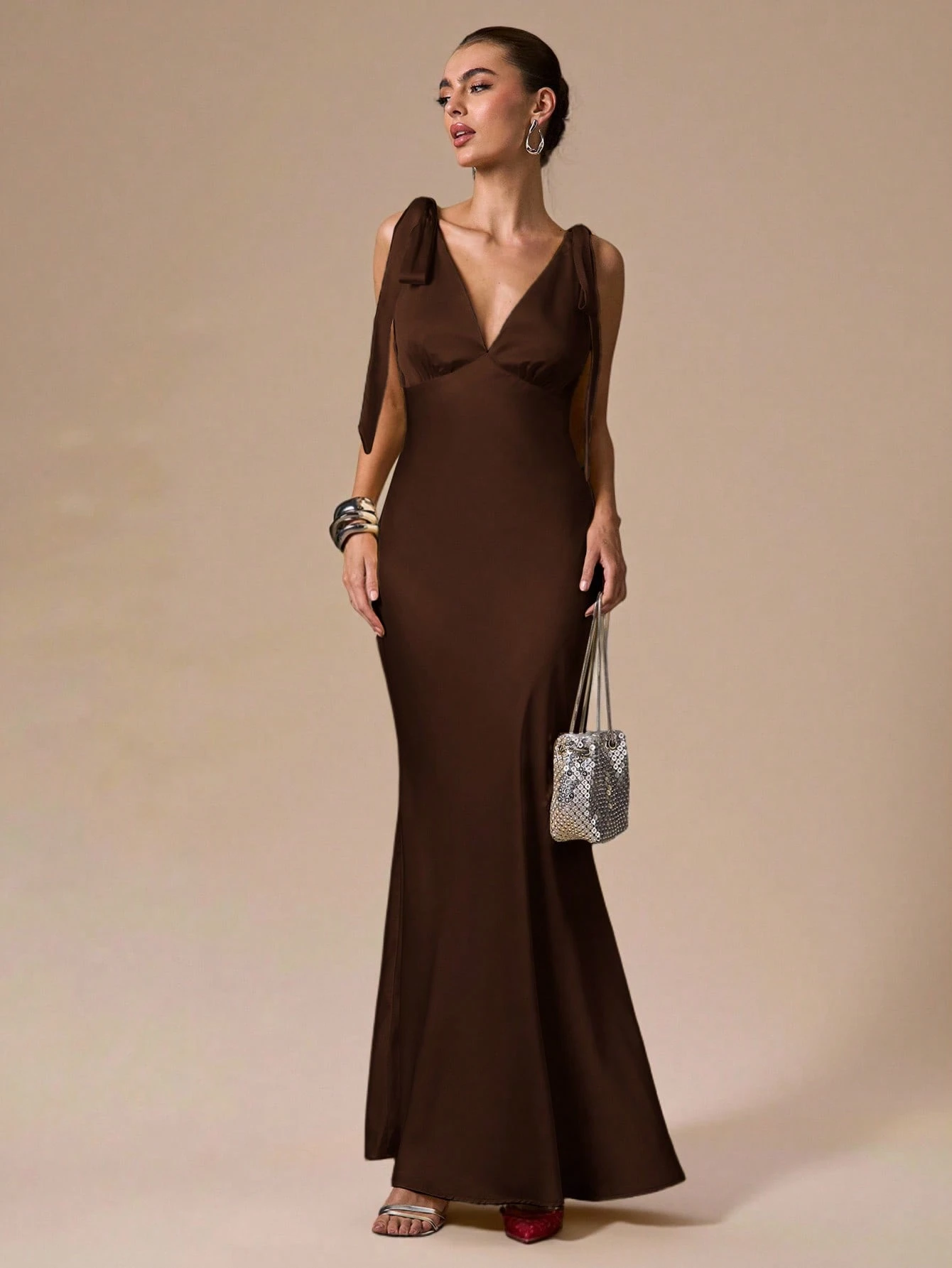 Robe sexy minimaliste de couleur unie jaune crème à col en V profond et dos nu — vue 11